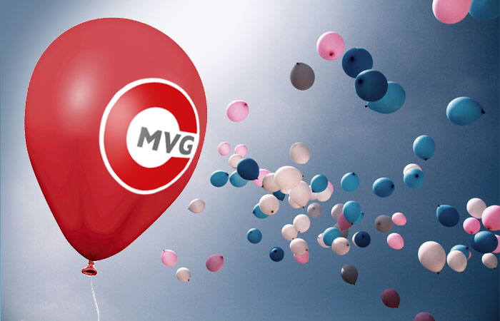 Himmel mit bunten Luftballons und großem roten Luftballon mit MVG Logo