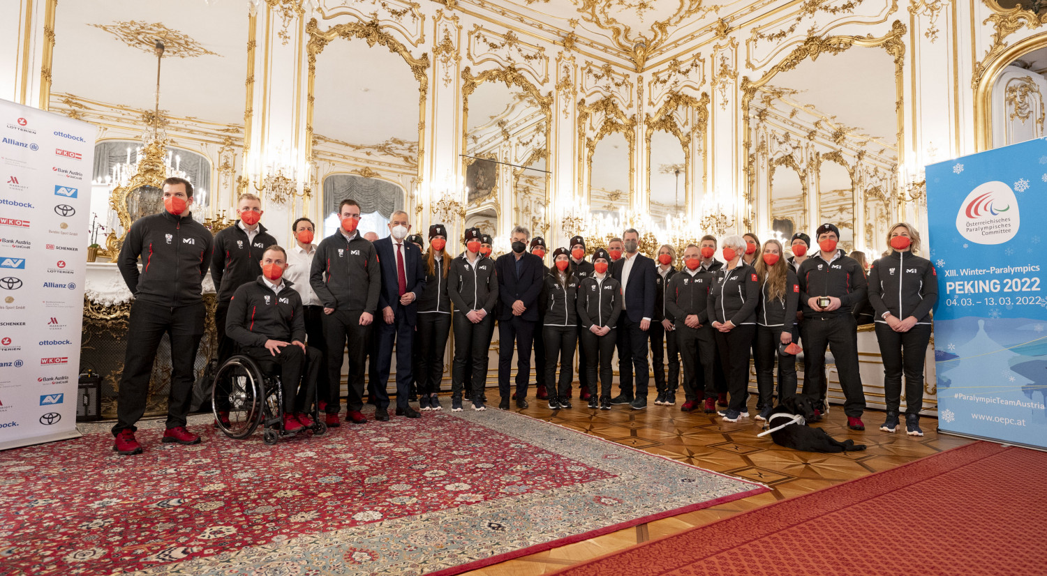 Die 16 Teilnehmer*innen der Paralympics mit Trainern beim Bundespräsident