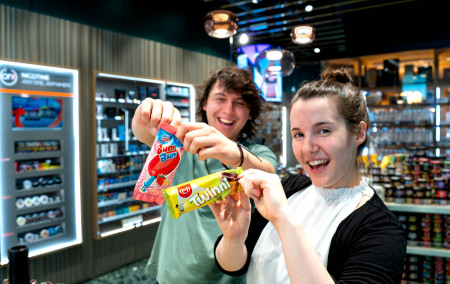 Eine junge Frau und ein junger Mann mit Eis in einer Trafik