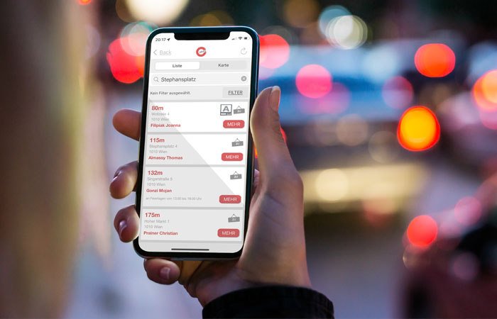 Handy mit Trafik App Anzeige am Display