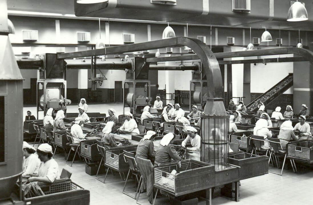 Frauen beim Arbeiten in der Lösehalle im Jahr 1935