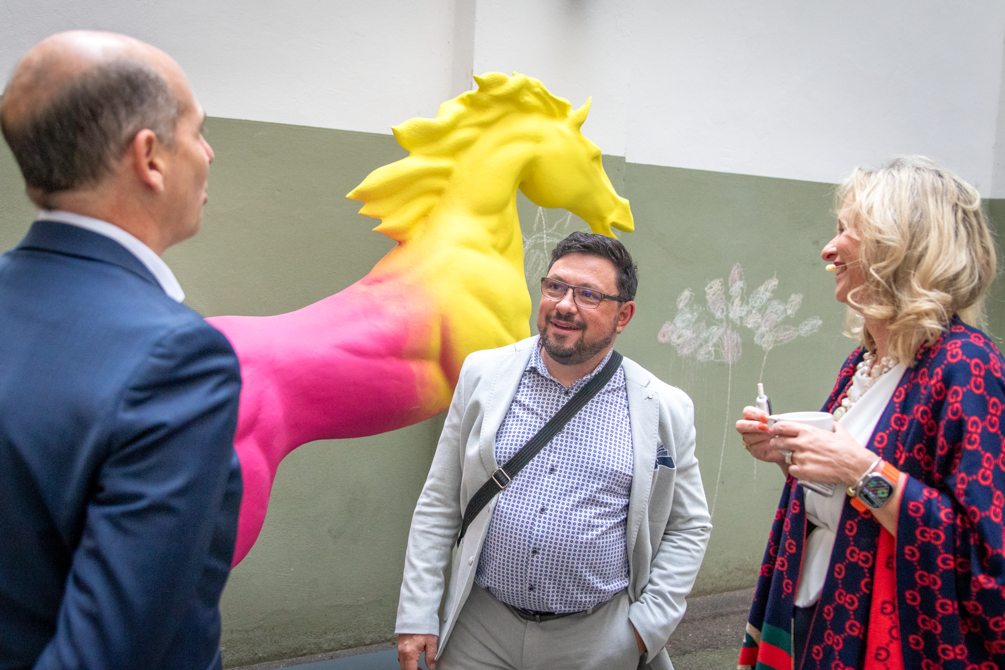 Geschäftsführer der MVG, Monopolstellenleiterin und Trafikant unterhalten sich