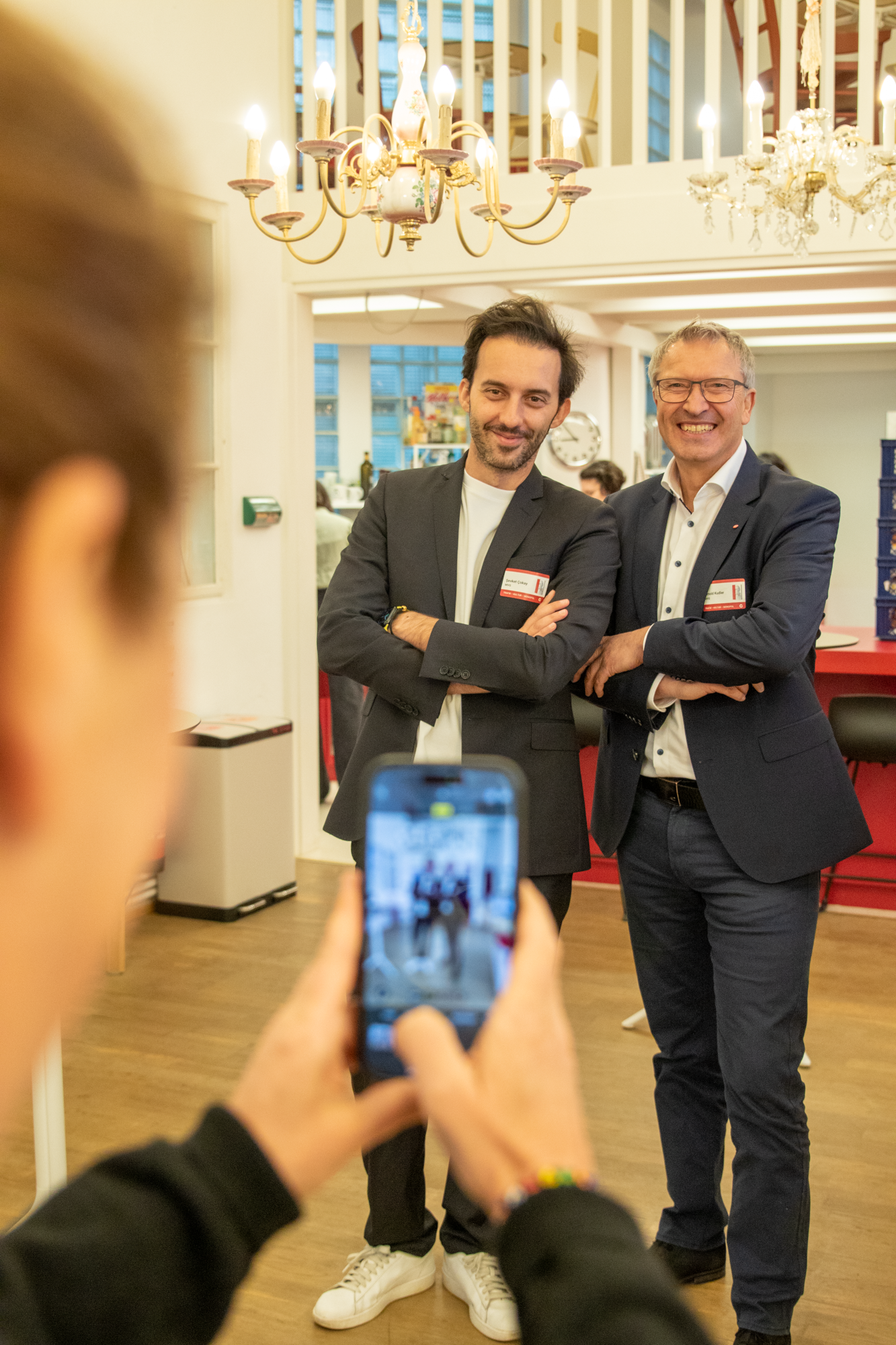 Monopolstelleiter und MVG Mitarbeiter werden von MVG Mitarbeiterin fotografiert