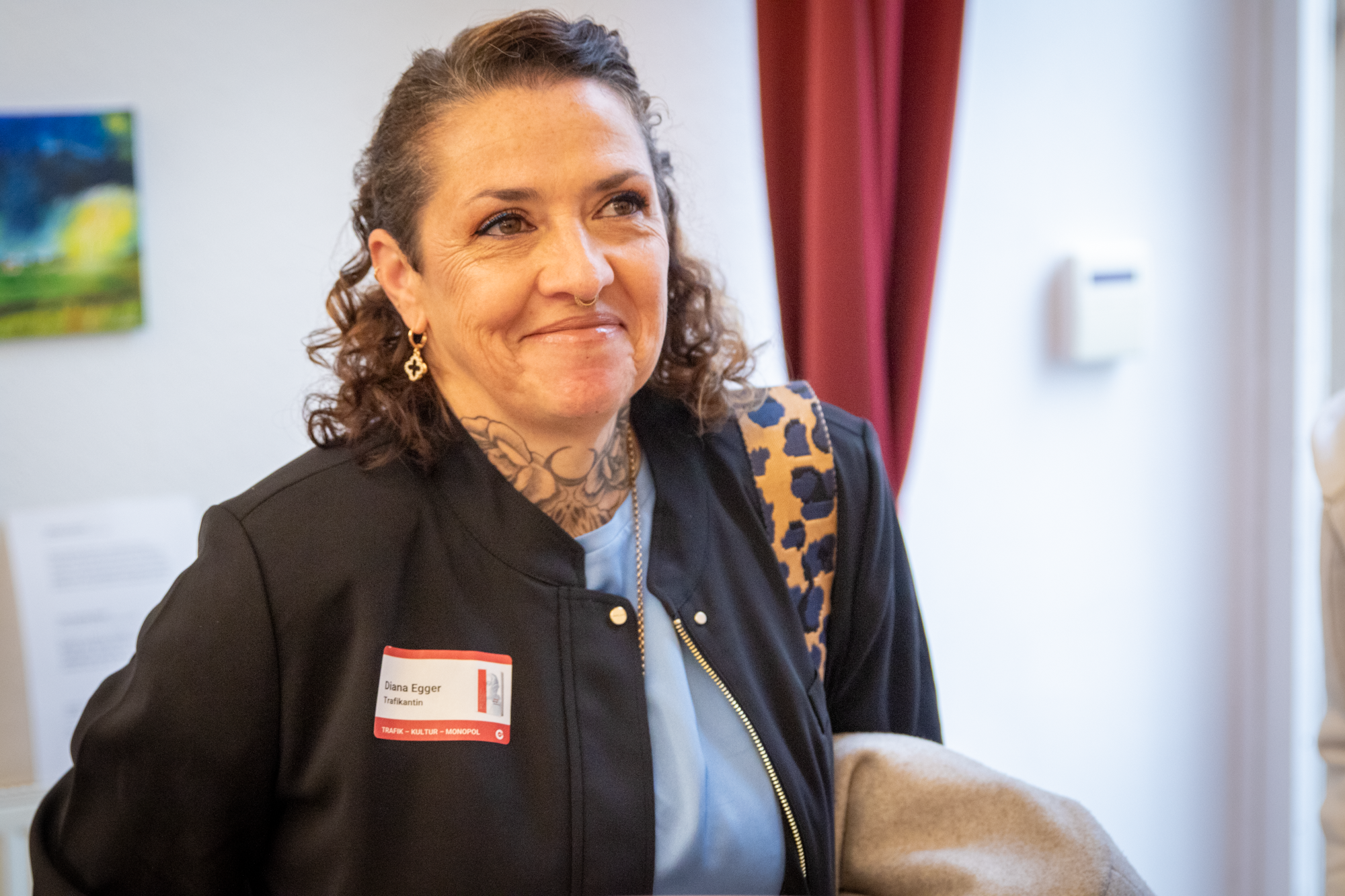 Foto von Trafikantin mit blauen Leiberl und einer schwarzen Jacke