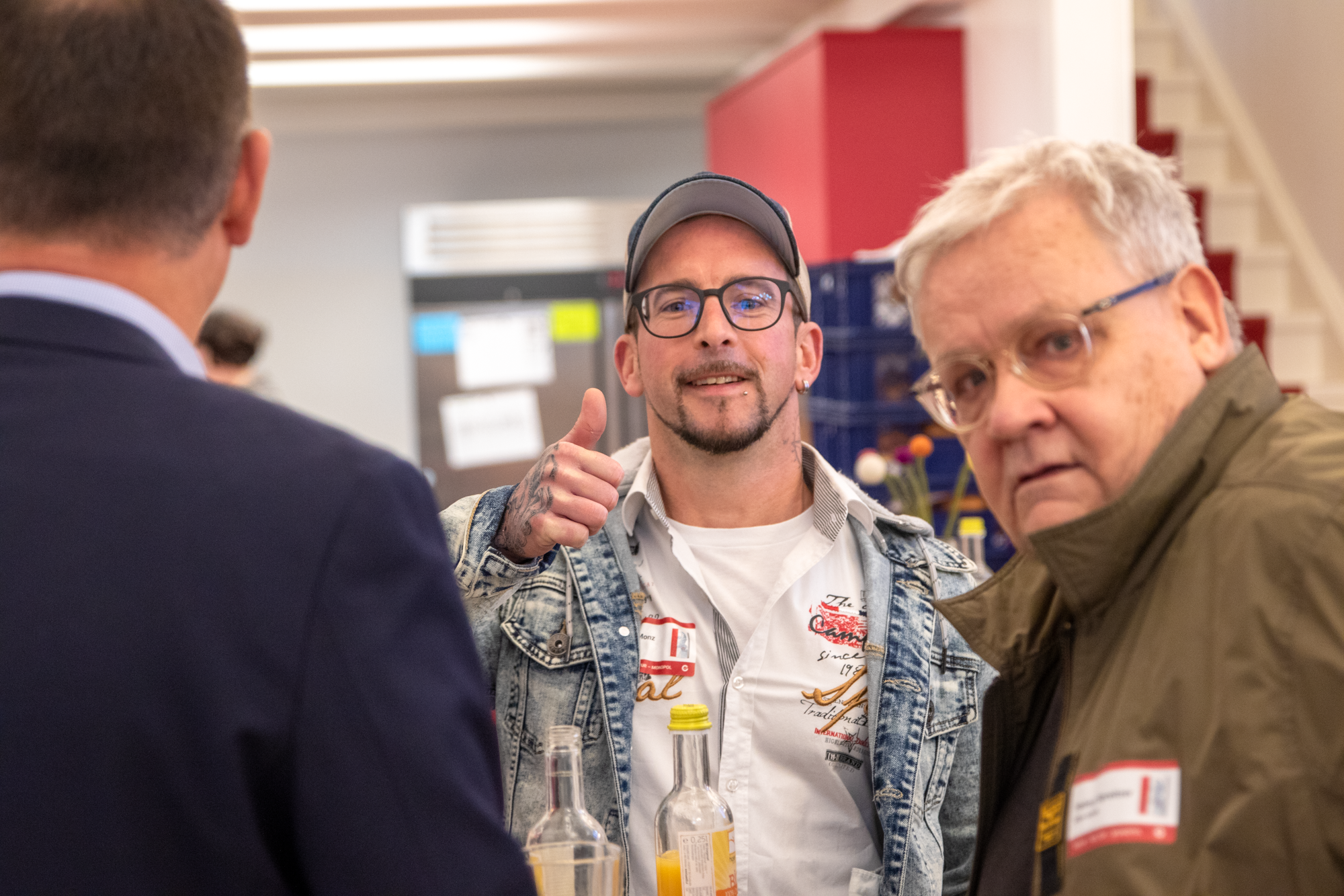 Trafikant zeigt einen Daumen nach oben in die Kamera