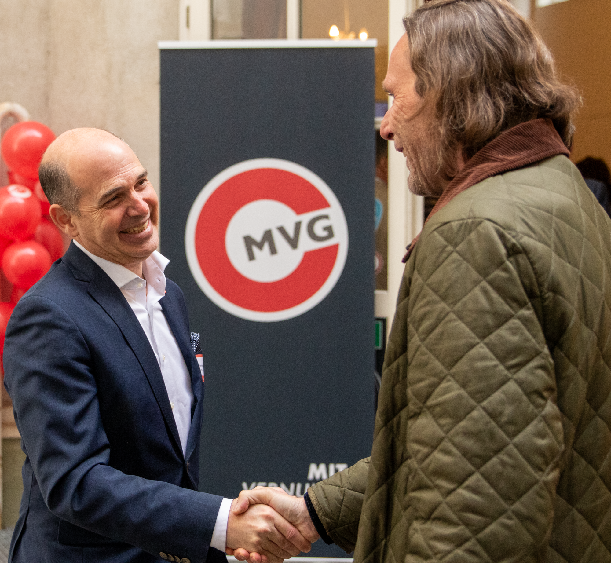 MVG Geschäftsführer schüttelt die Hand eines Trafikanten 