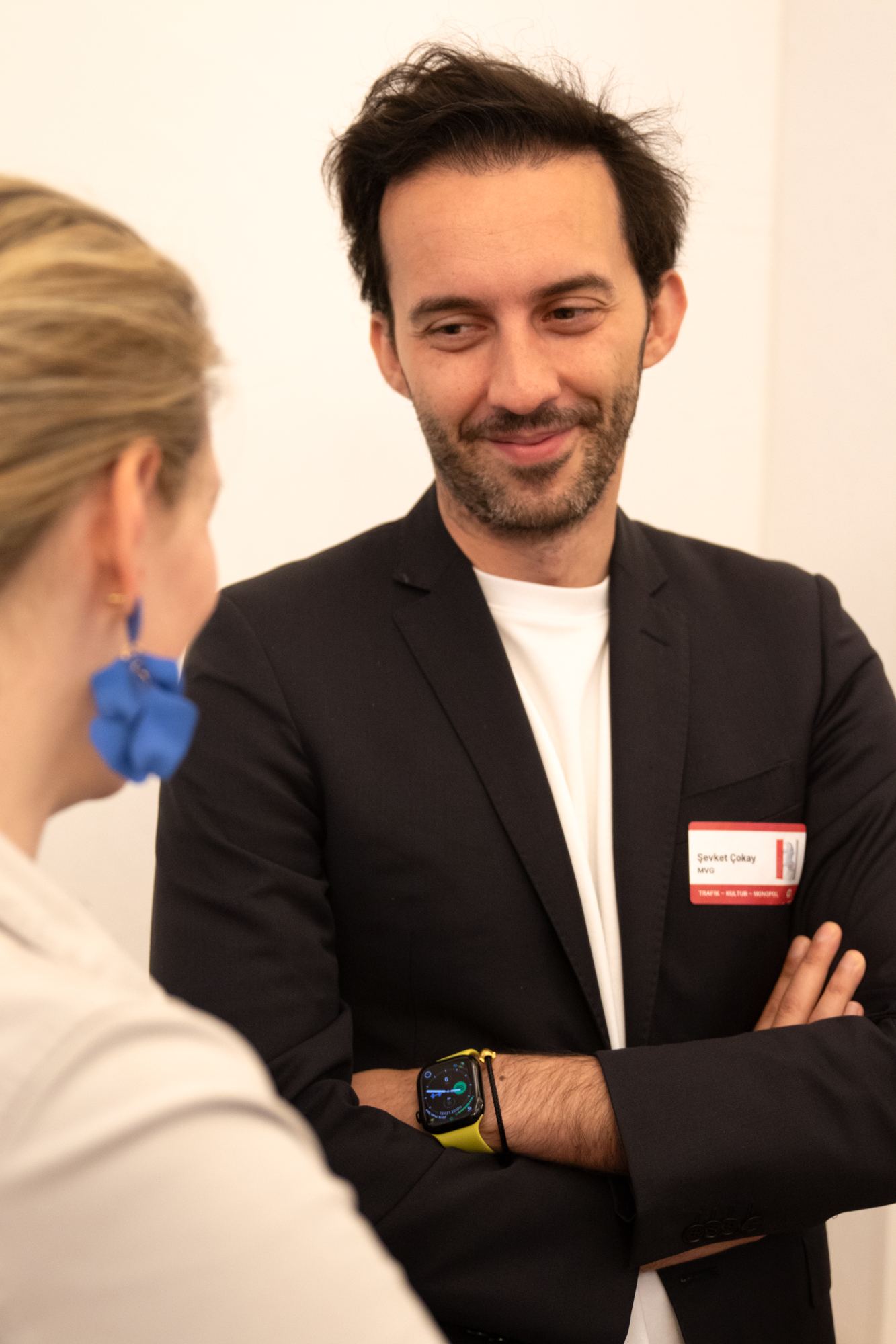 Zwei MVG Mitarbeiter, eine Frau mit blauen Ohrringen und ein Mann mit einem weißen Leiber und einem schwarzen Sakko