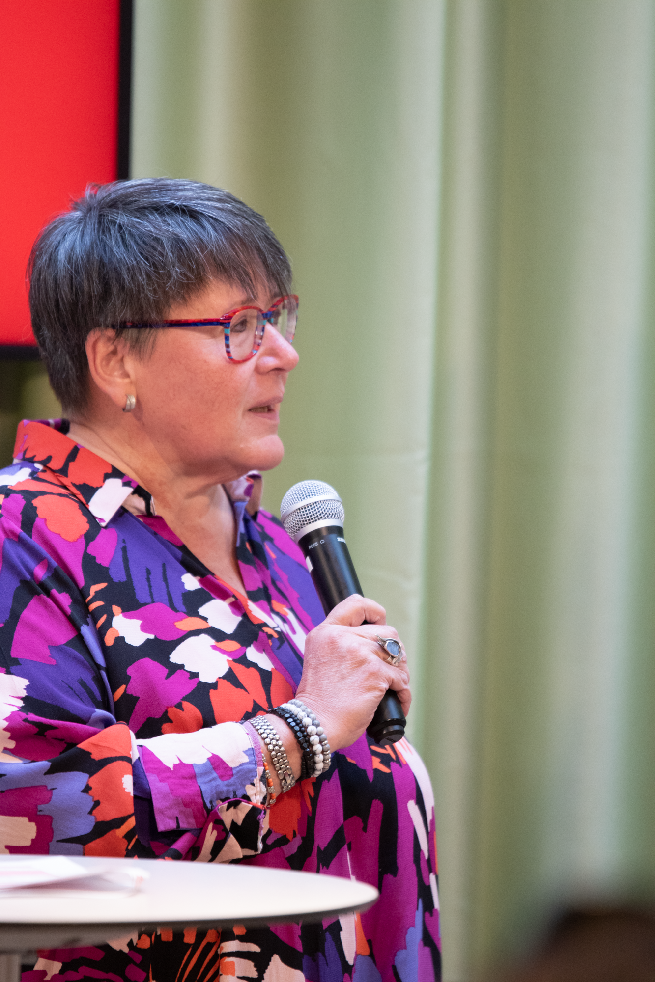 Bundesgremiumvertreterin mit gepunkteter Bluse hält einen Vortrag