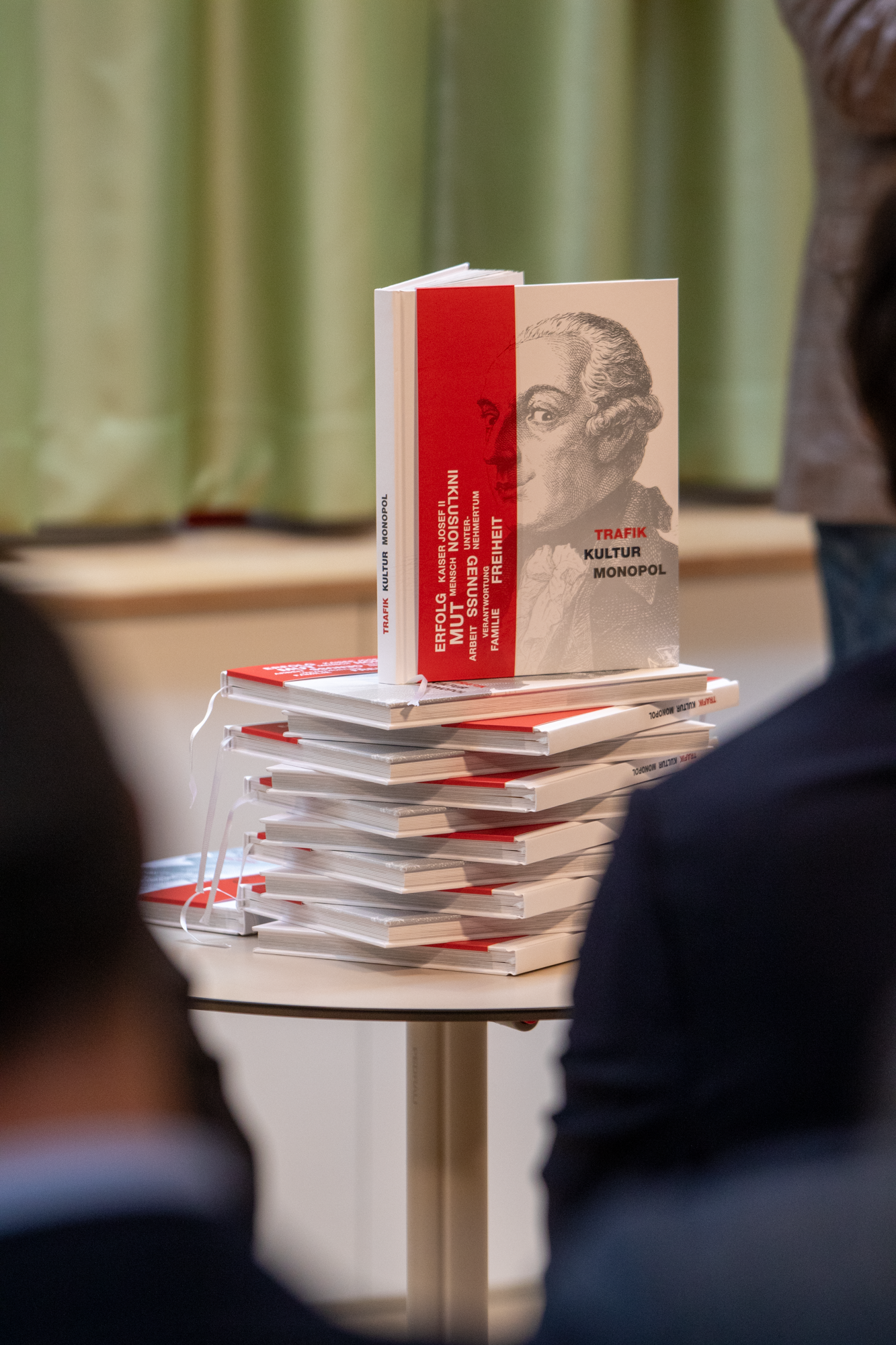 Nahaufnahme der Trafikbücher die zu einem Turm gestapelt sind 