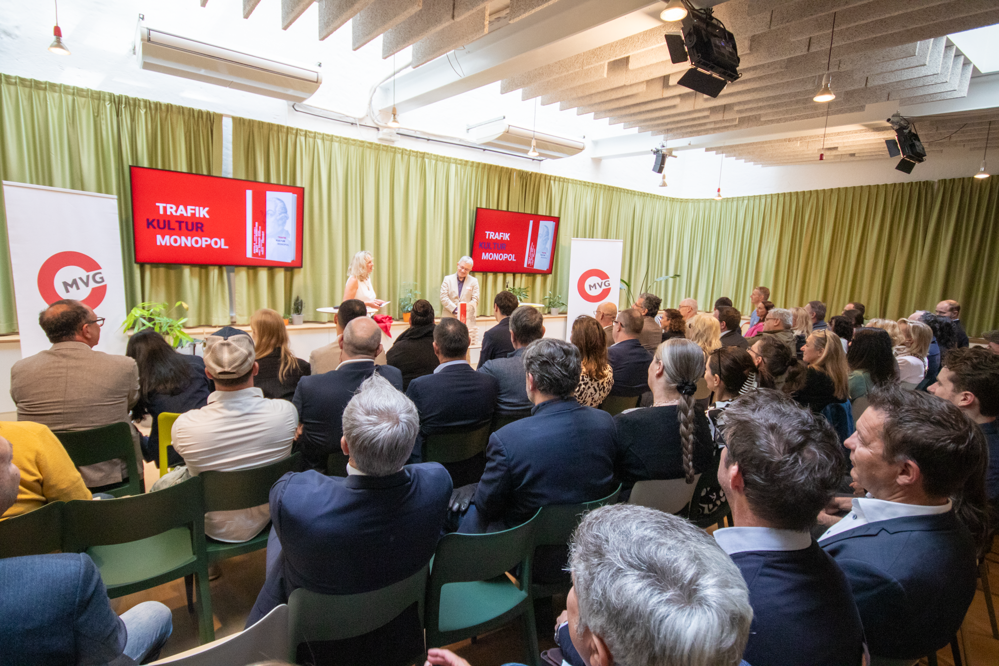 Ein Foto eines Publikums, welche der Buchpräsentation lauschen