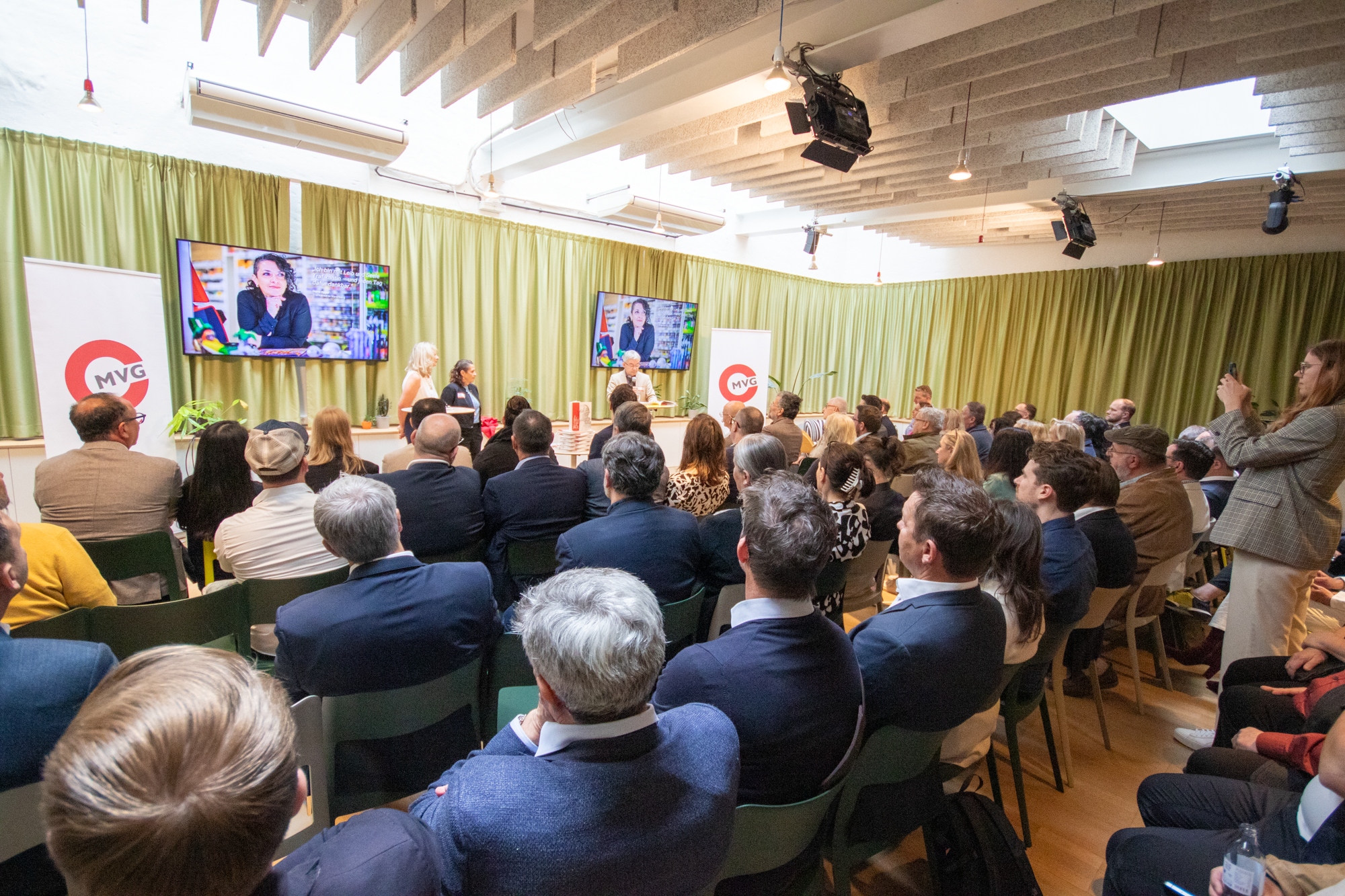 Ein Foto eines Publikums, welche der Buchpräsentation lauschen