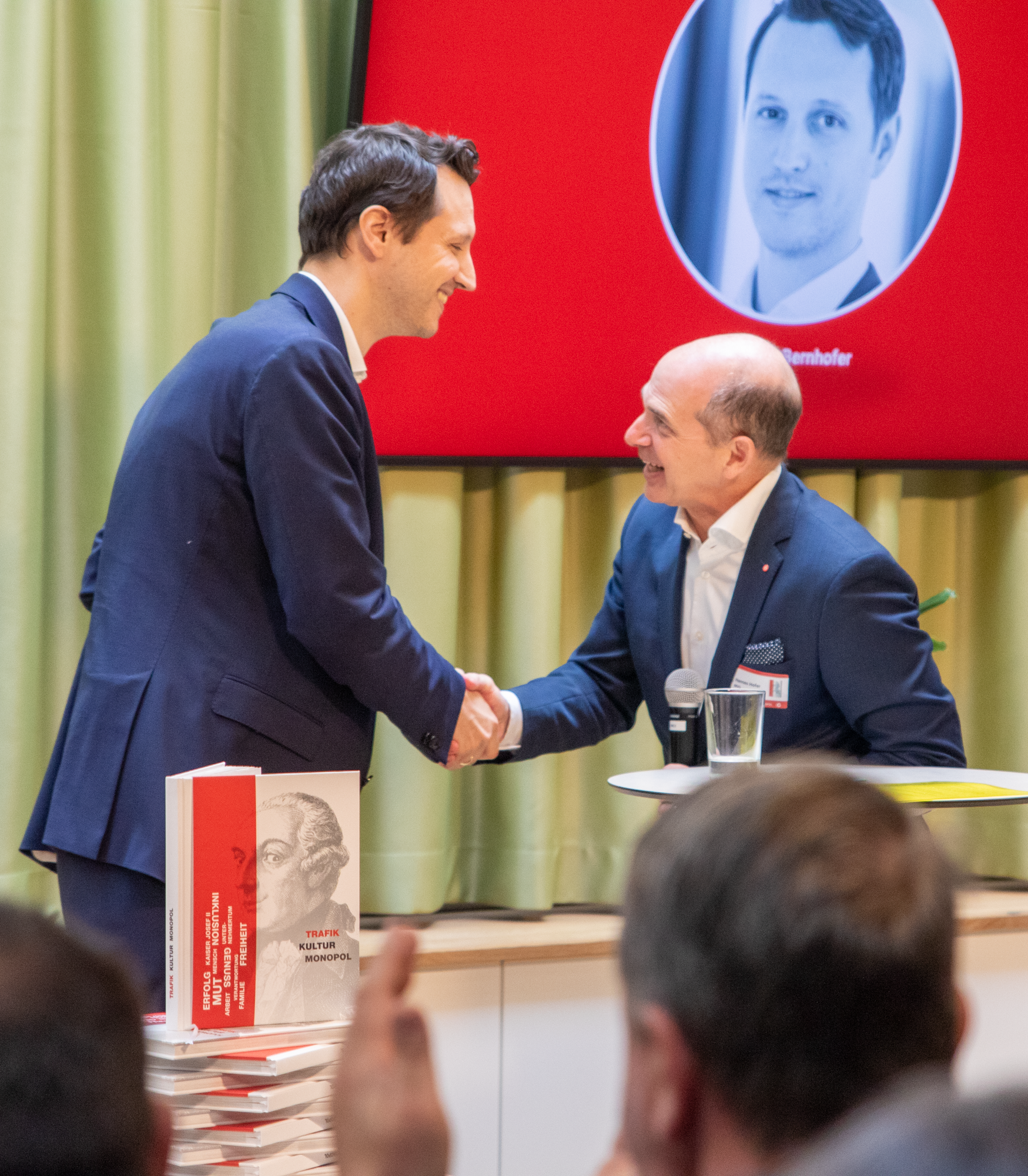 MVG Geschäftsführer und BMF Angestellter geben sich die Hand