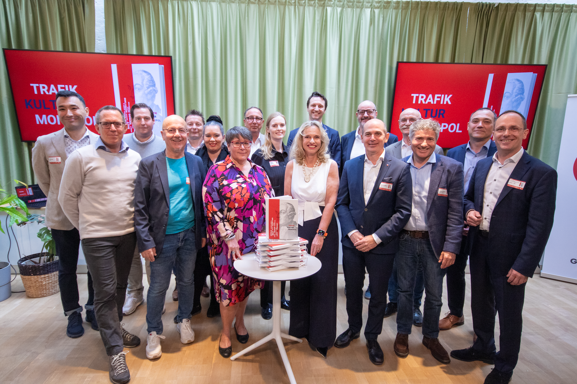 Eventpartner versammeln sich für ein Gruppenfoto