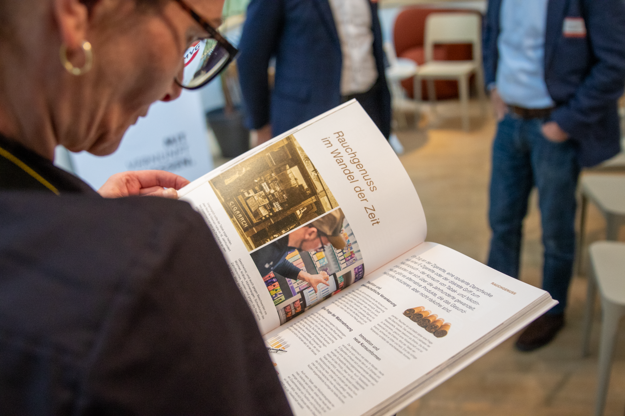 Eine Besucherin der Buchveranstaltung blättert durch das Trafikbuch