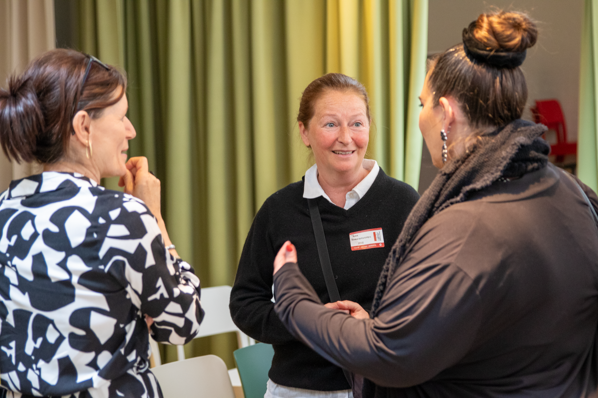 Drei Damen unterhalten sich über die Buchvorstellung