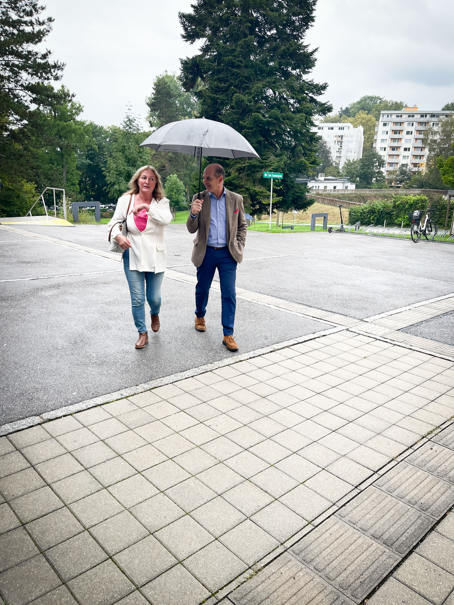 MVG Geschäftsführer mit Regenschirm, begleitet eine Dame