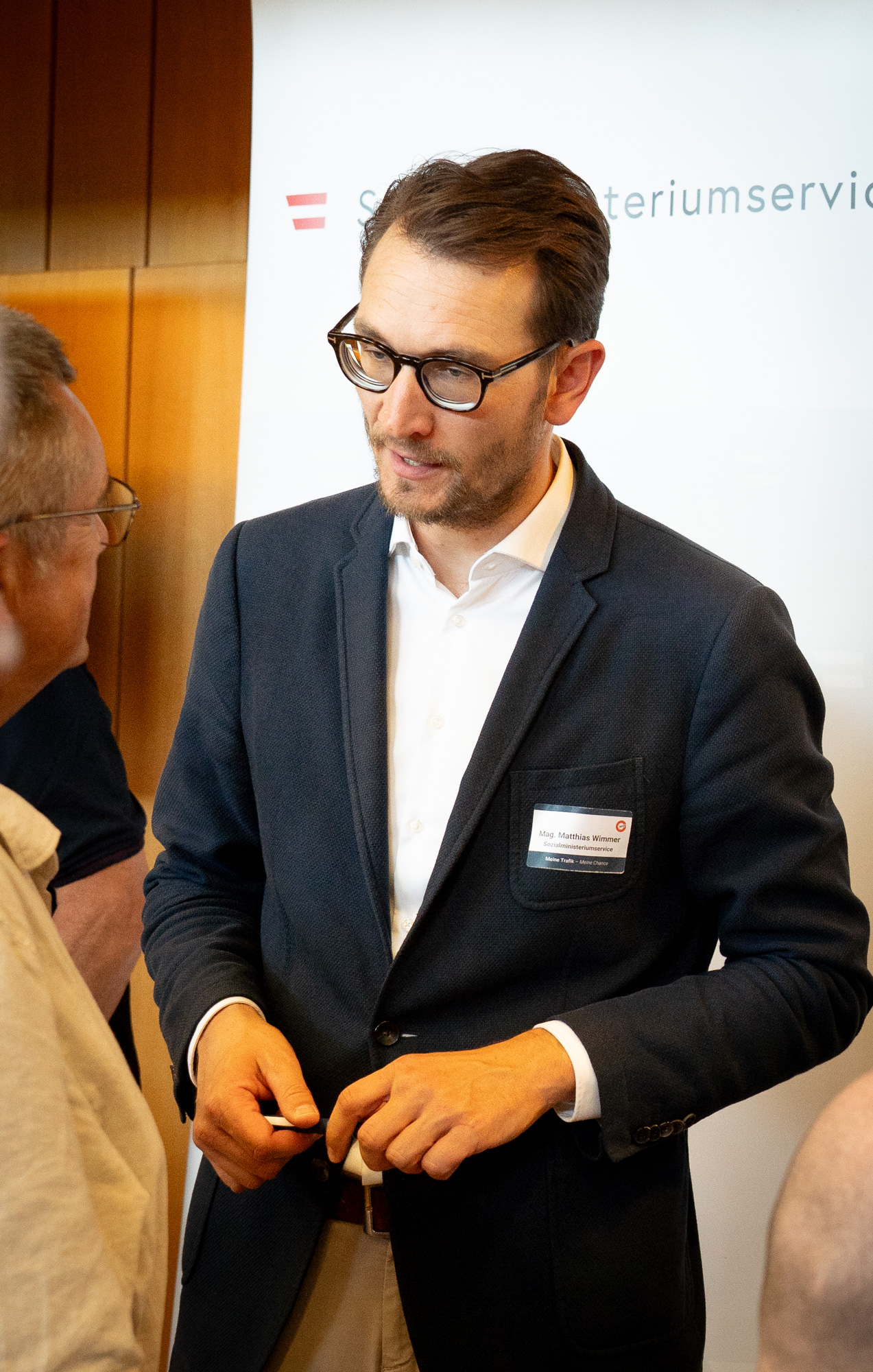 Ein Sozialministeriumsmitarbeiter in einem Gespräch mit einem Interessenten