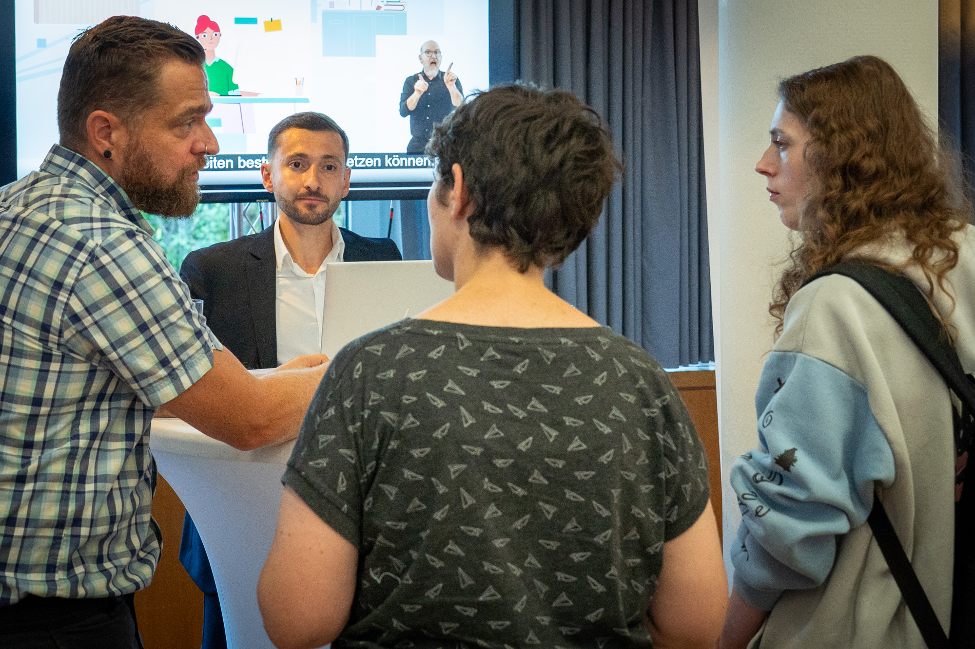 Auf dem Foto befinden sich 4 Personen, zwei Frauen, die Interessenten sind und zwei Organisationspartner 