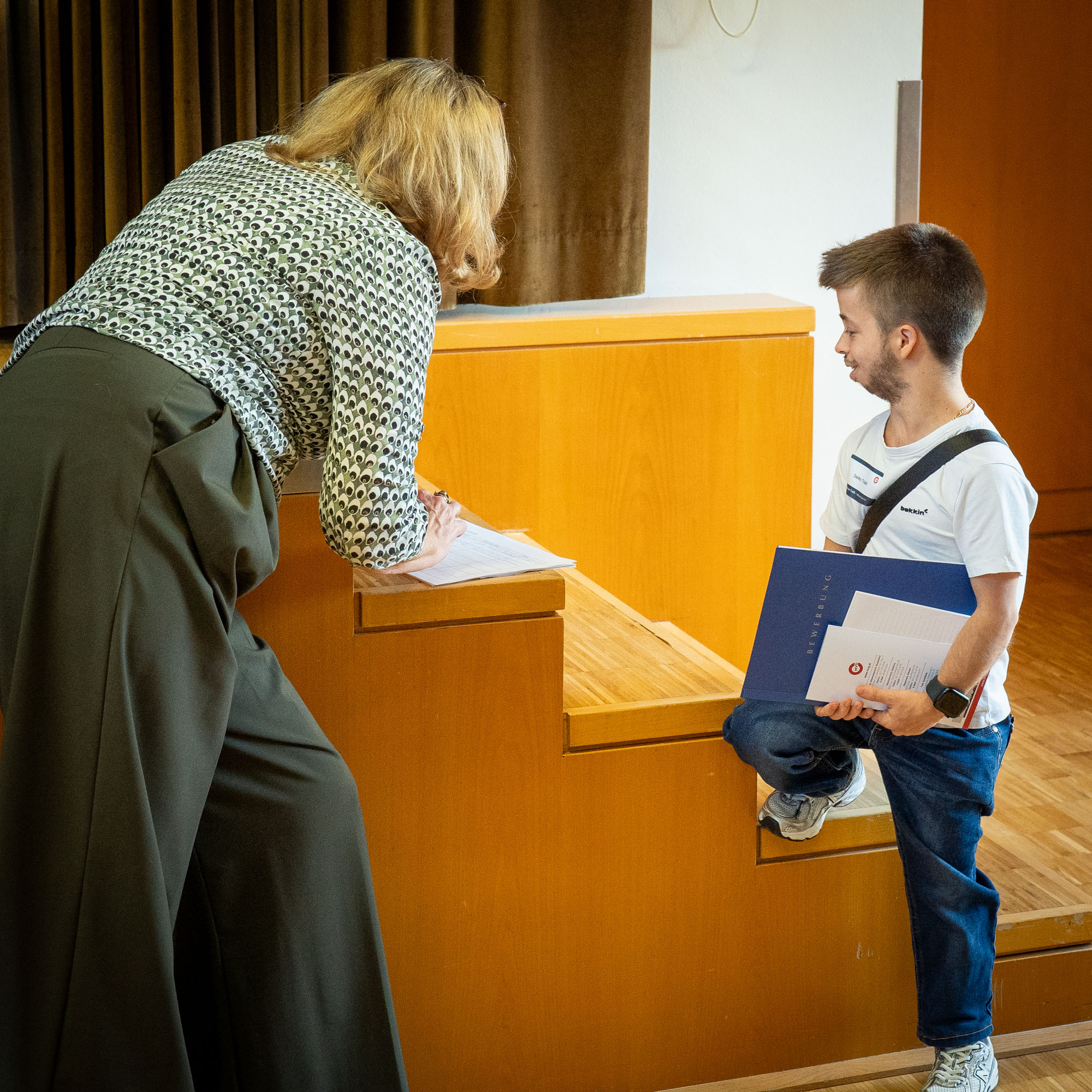 Eine MVG Referentin informiert einen Interessenten.