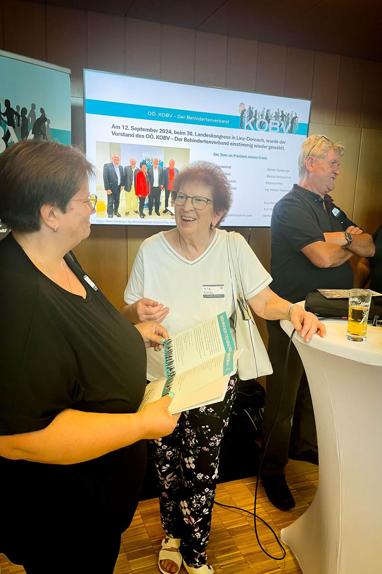 Eine Interessentin informiert sich beim KOBV über deren Organisation