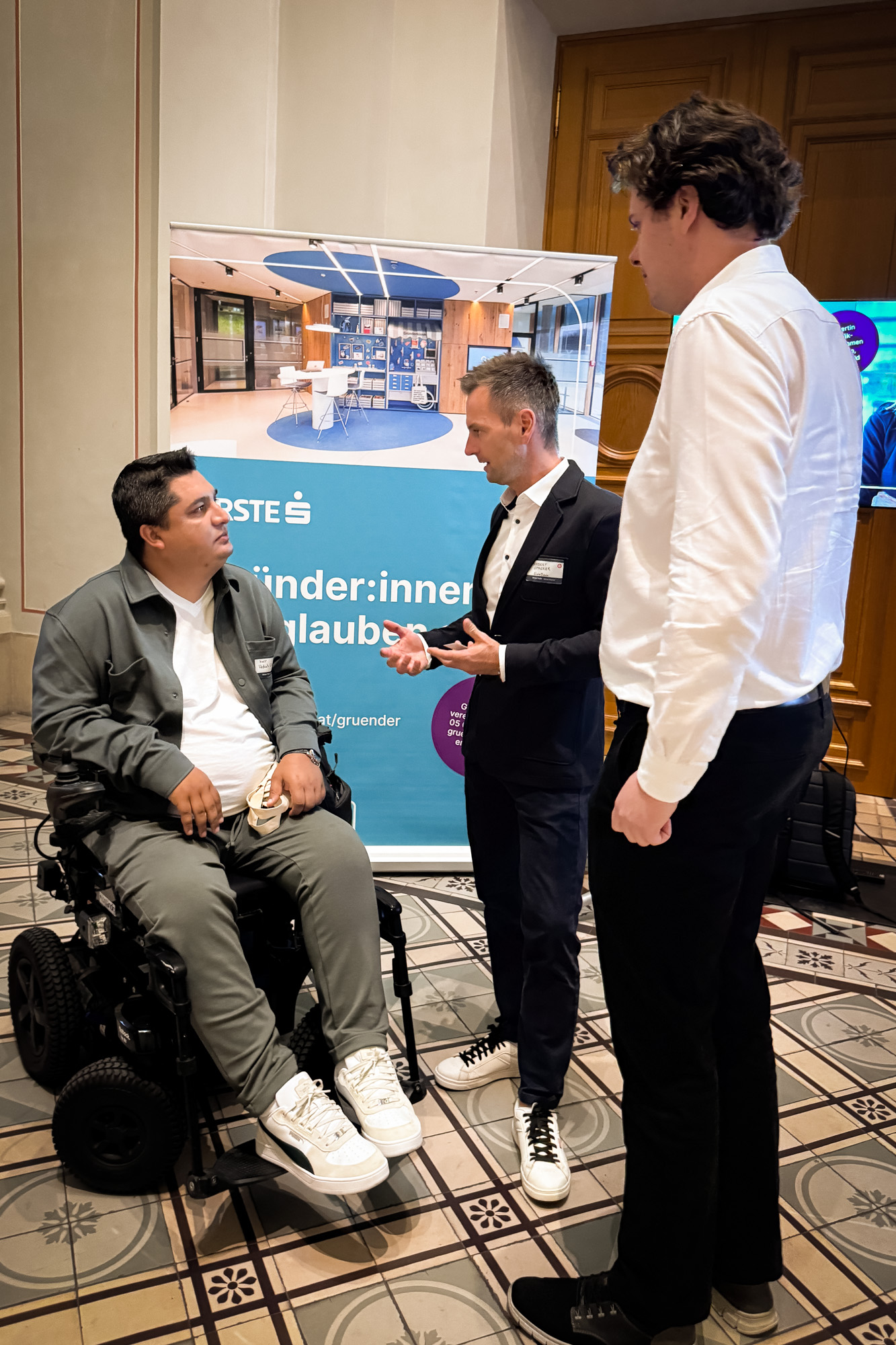 Bankberater mit Trafikinteressent im Rollstuhl 