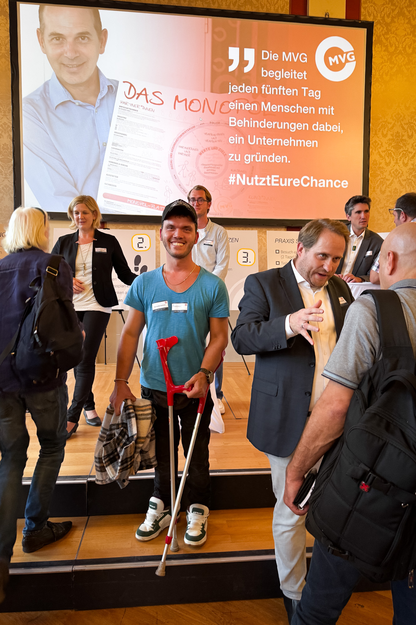 Interessent mit Krücken freut sich über Informationen 