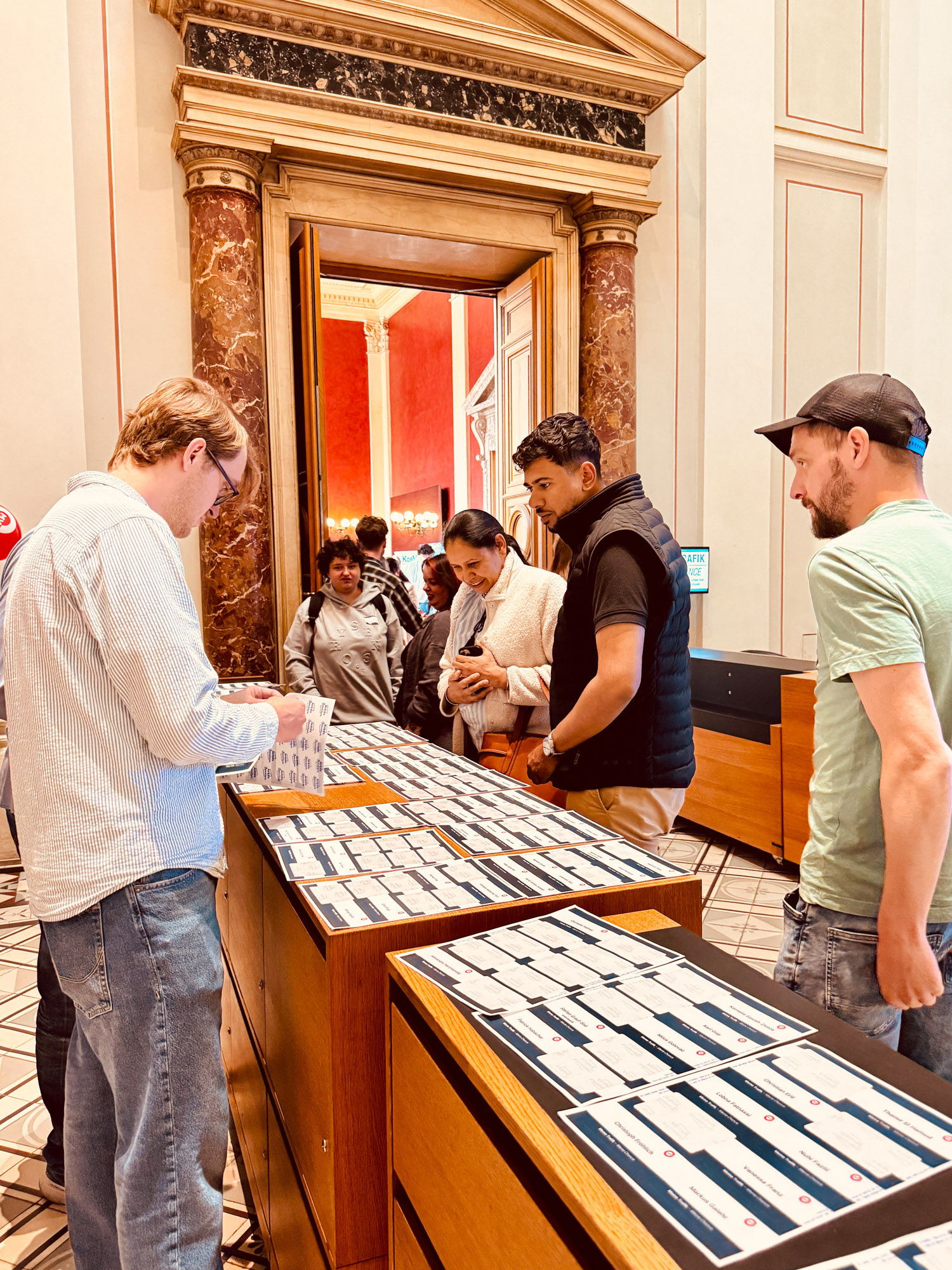 MVG Mitarbeiter verteilt Namensschilder 