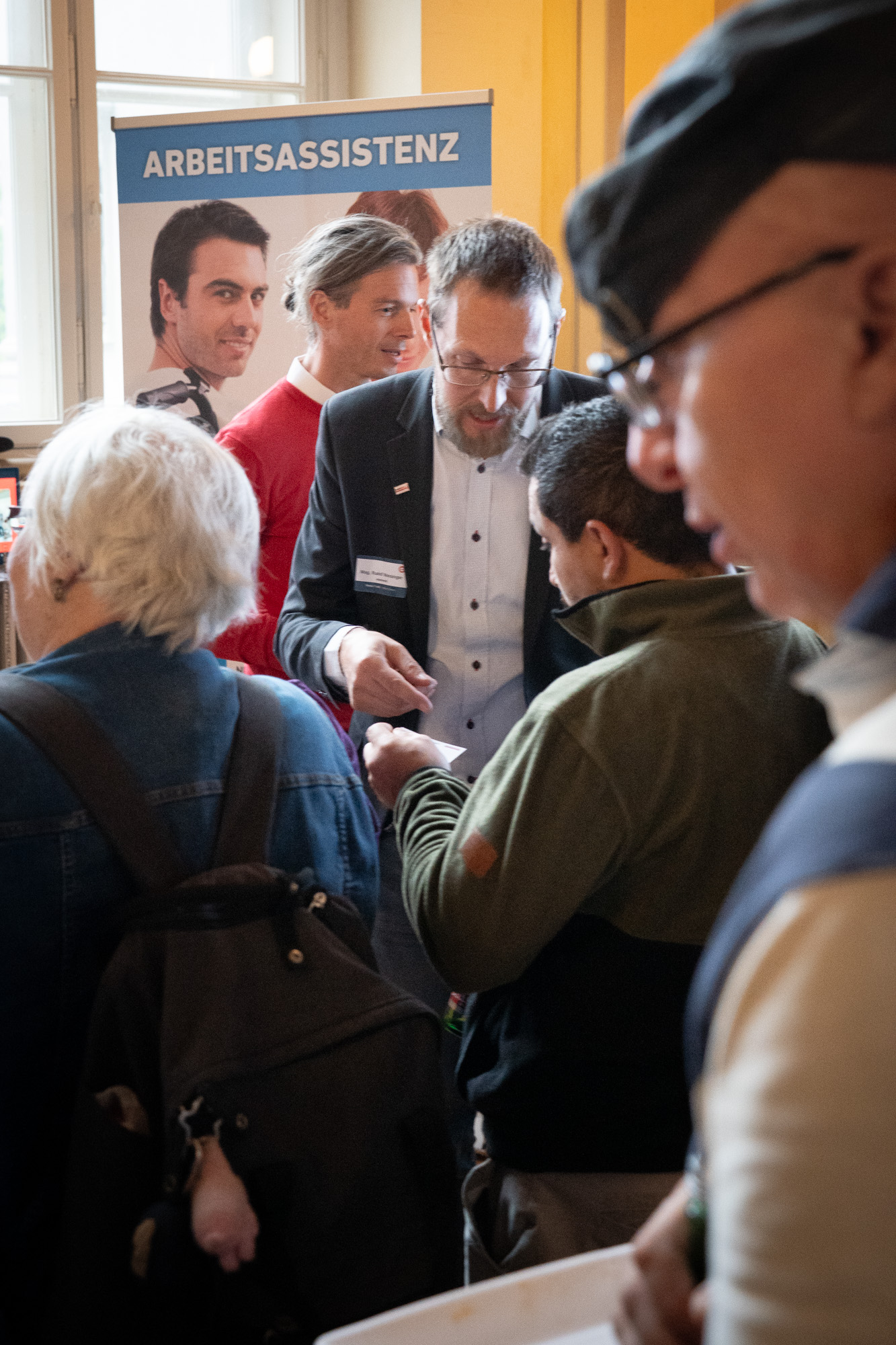WienWork Mitarbeiter spricht mit einem Interessenten