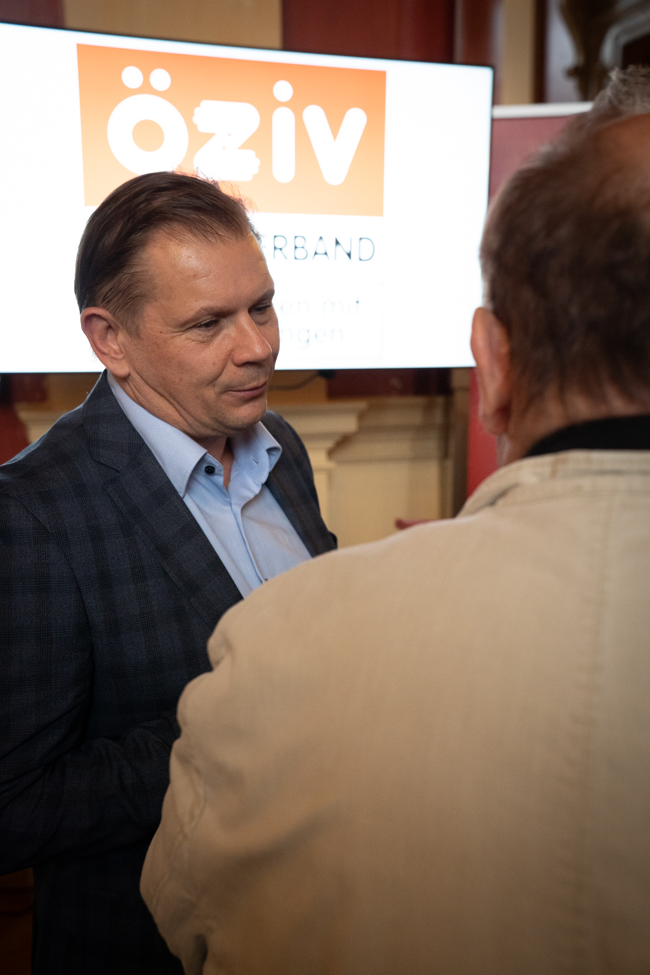 ÖZIV Mitarbeiter beratet einen Interessenten 