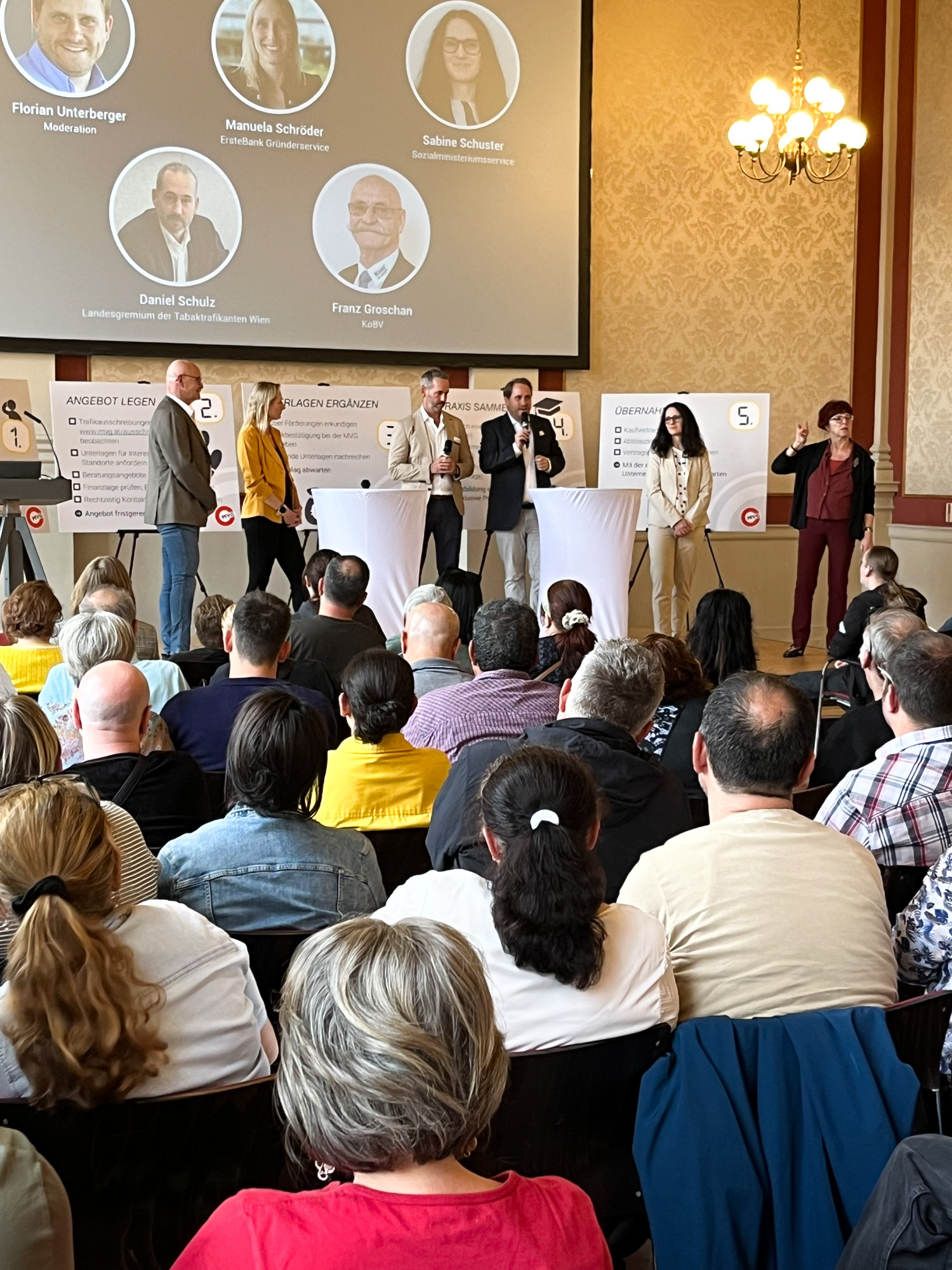 Vortragende stellen sich den Interessenten und Interessentinnen vor