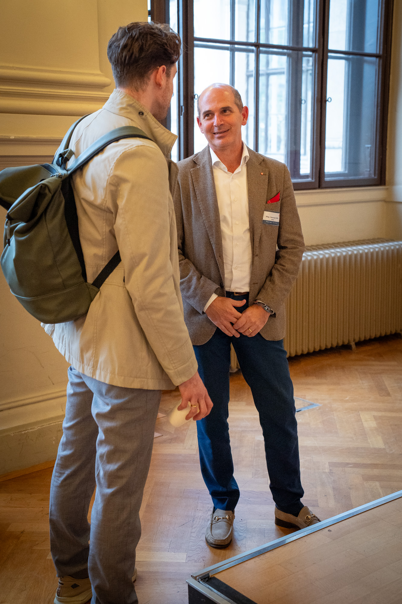 MVG Geschäftsführer unterhaltet sich mit Interessenten 