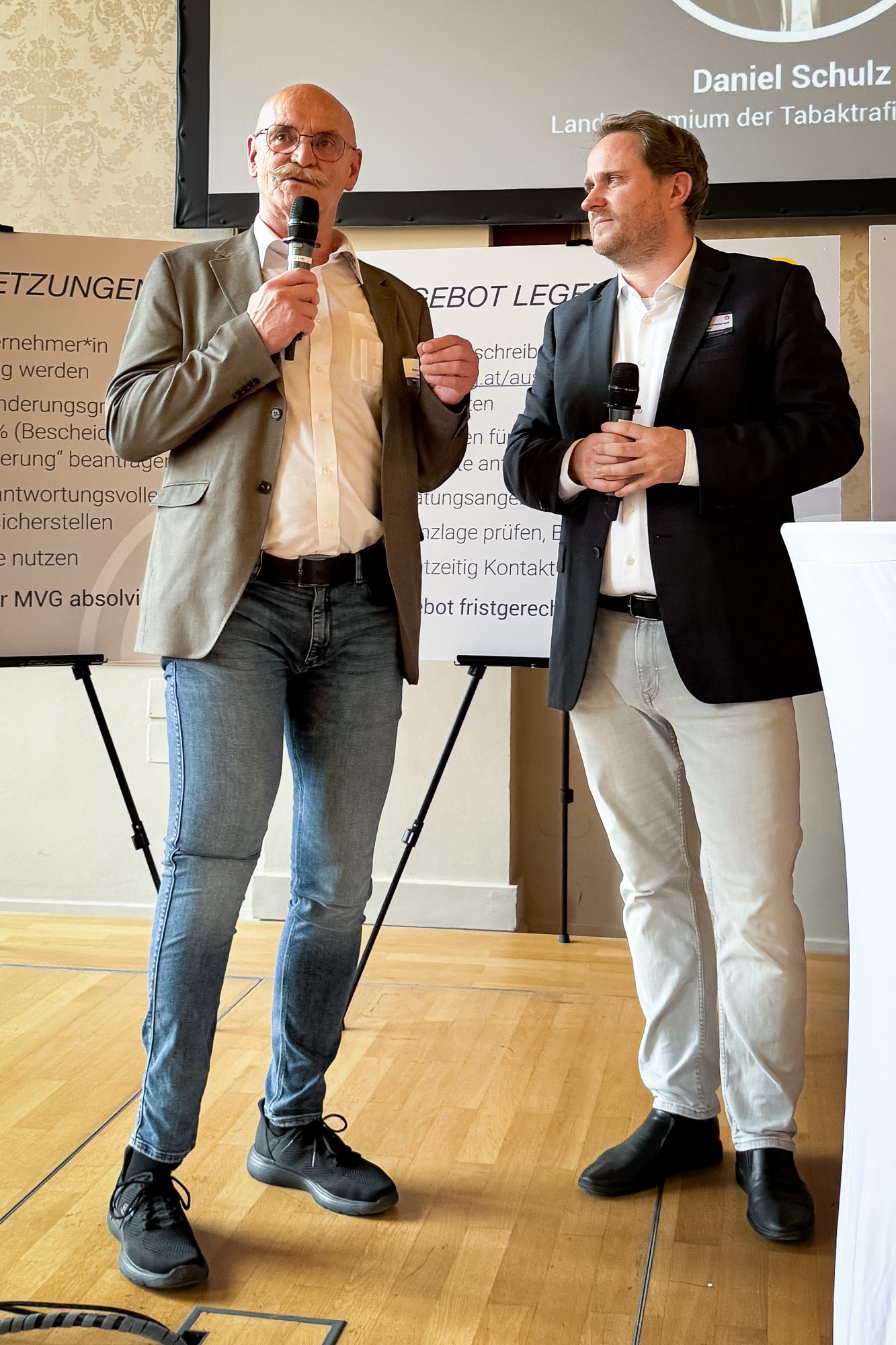 KOBV Mitarbeiter und MVG Mitarbeiter halten einen Vortrag