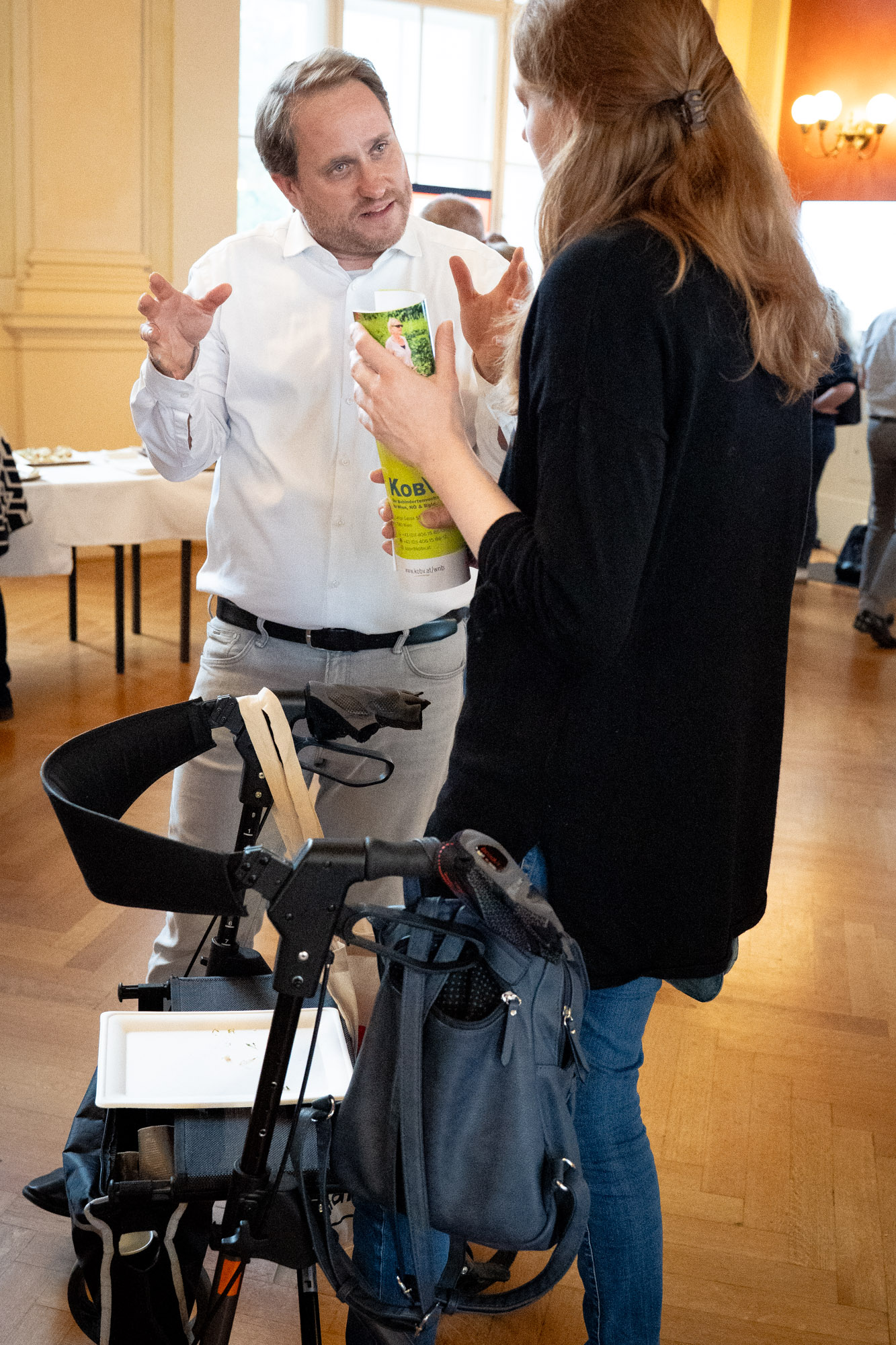 MVG Mitarbeiter beratet eine Interessentin mit Rollator 