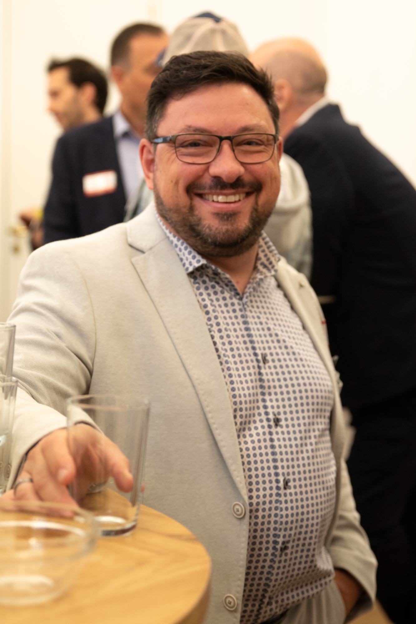 Trafikant in kariertem Hemd und Sacko lächelt in die Kamera