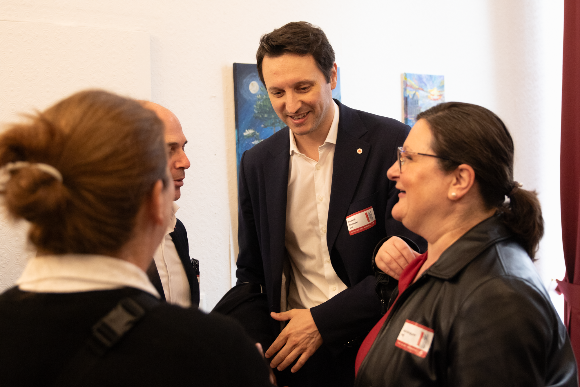 Geschäftsführer der MVG unterhält sich mit drei Personen, zwei Frauen und einem Herren