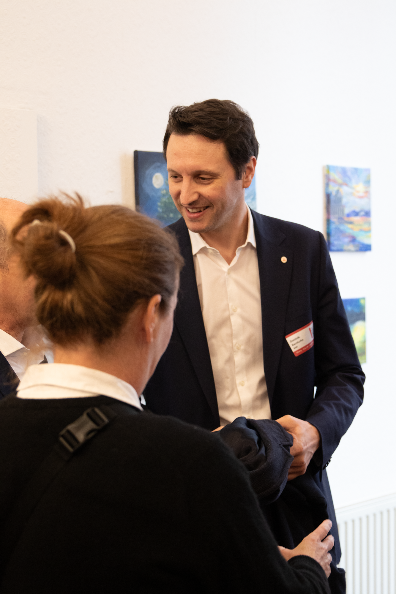 Ein Herr mit weißen Hemd und einem schwarzen Sakko lächelt den MVG Geschäftsführer an