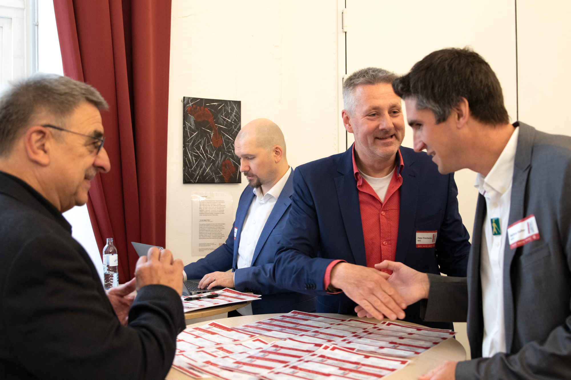 MVG Mitarbeiter verteilen Namensschilder