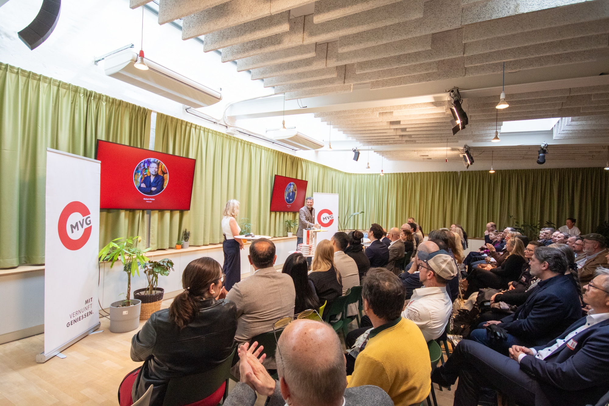 Ein Foto eines Publikums, welche der Buchpräsentation lauschen