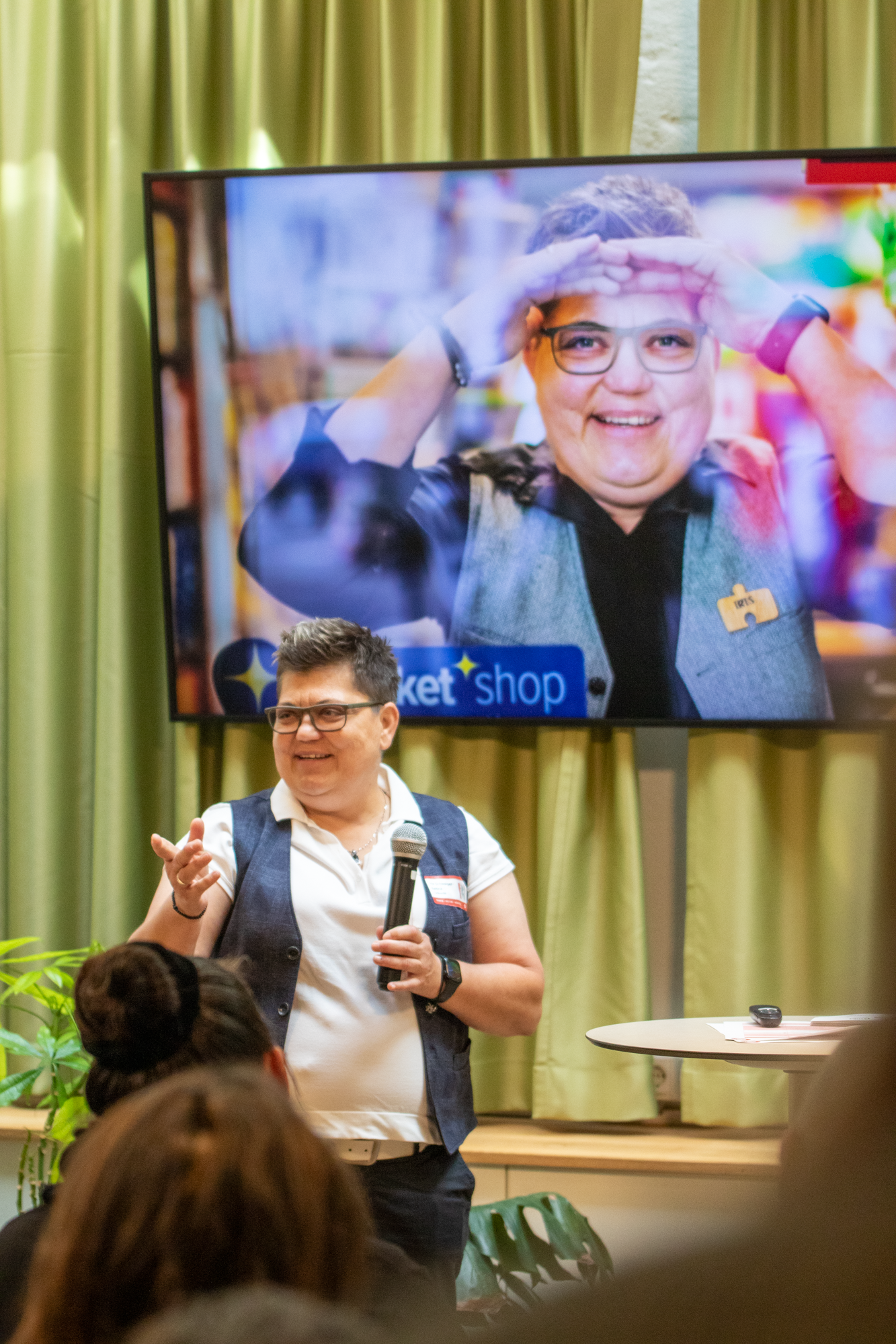 Eine Trafikantin mit weißen Leiberl und blauen Gelee erzählt ihre Lebensgeschichte