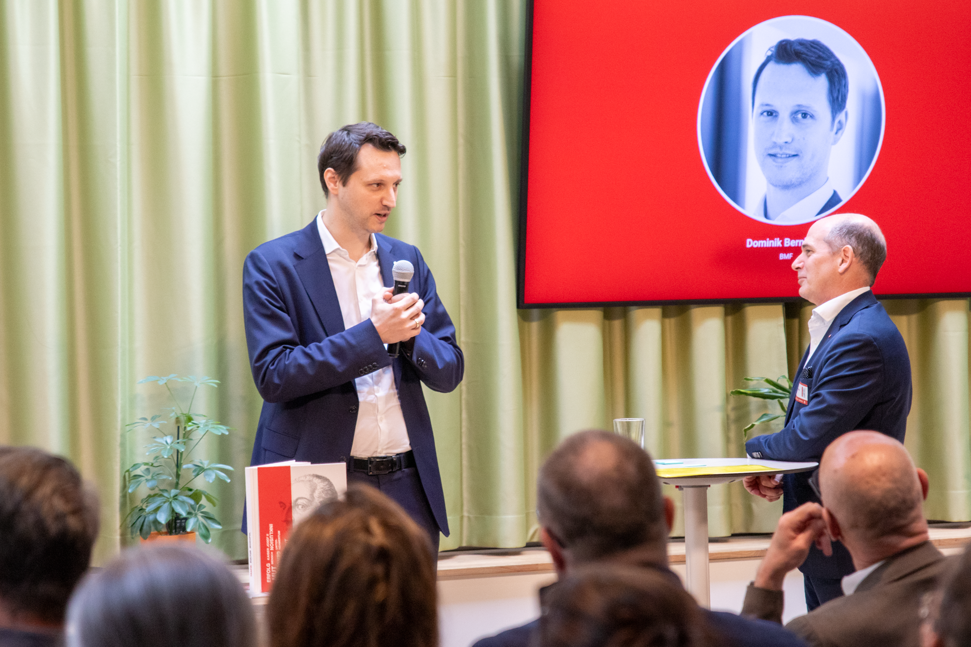 MVG Geschäftsführer steht mit BMF Mitarbeiter auf einer Bühne