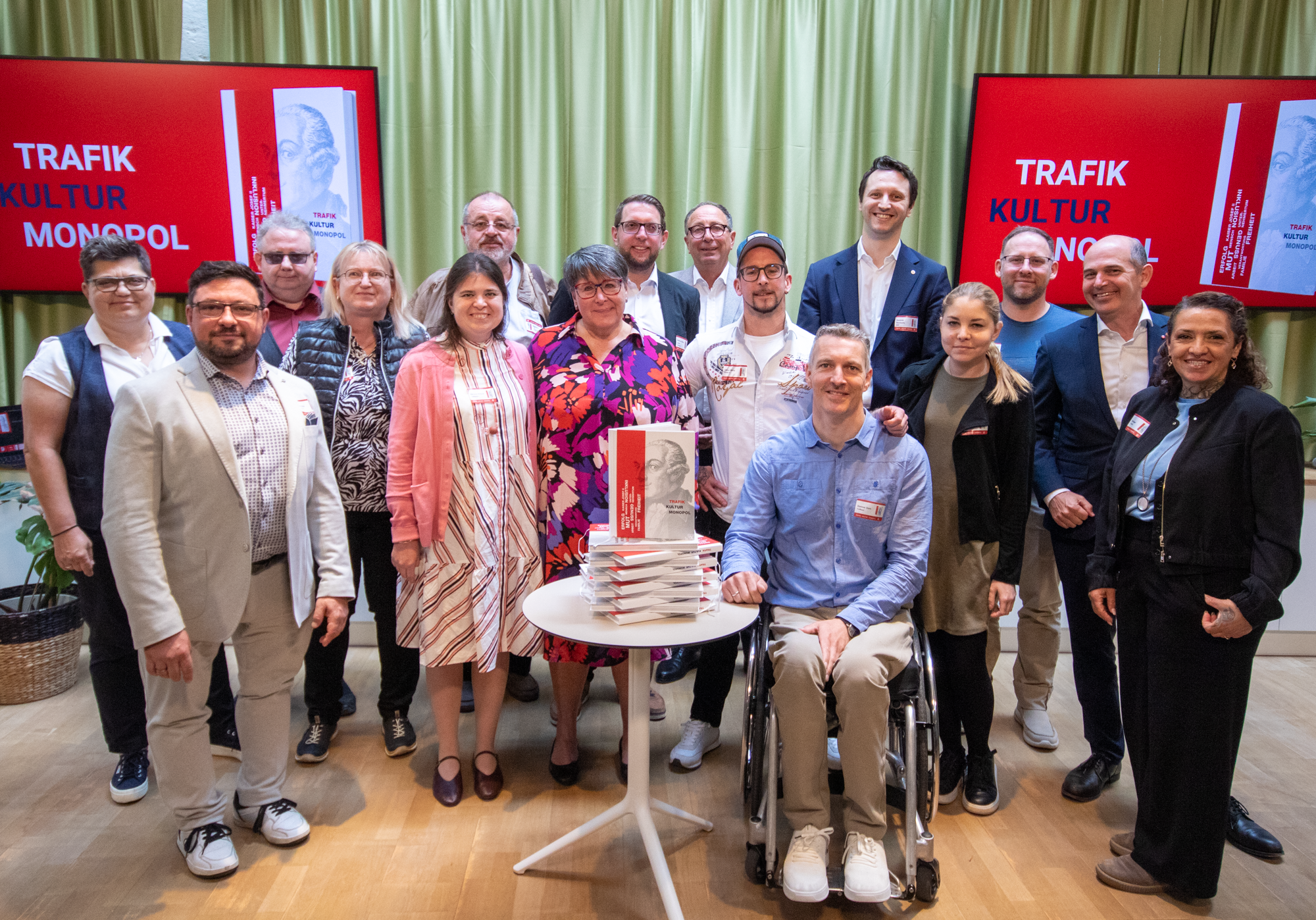 Ein Ein Gruppenfoto der Trafikanten und Trafikantinnen, die im Trafikbuch beschrieben werden