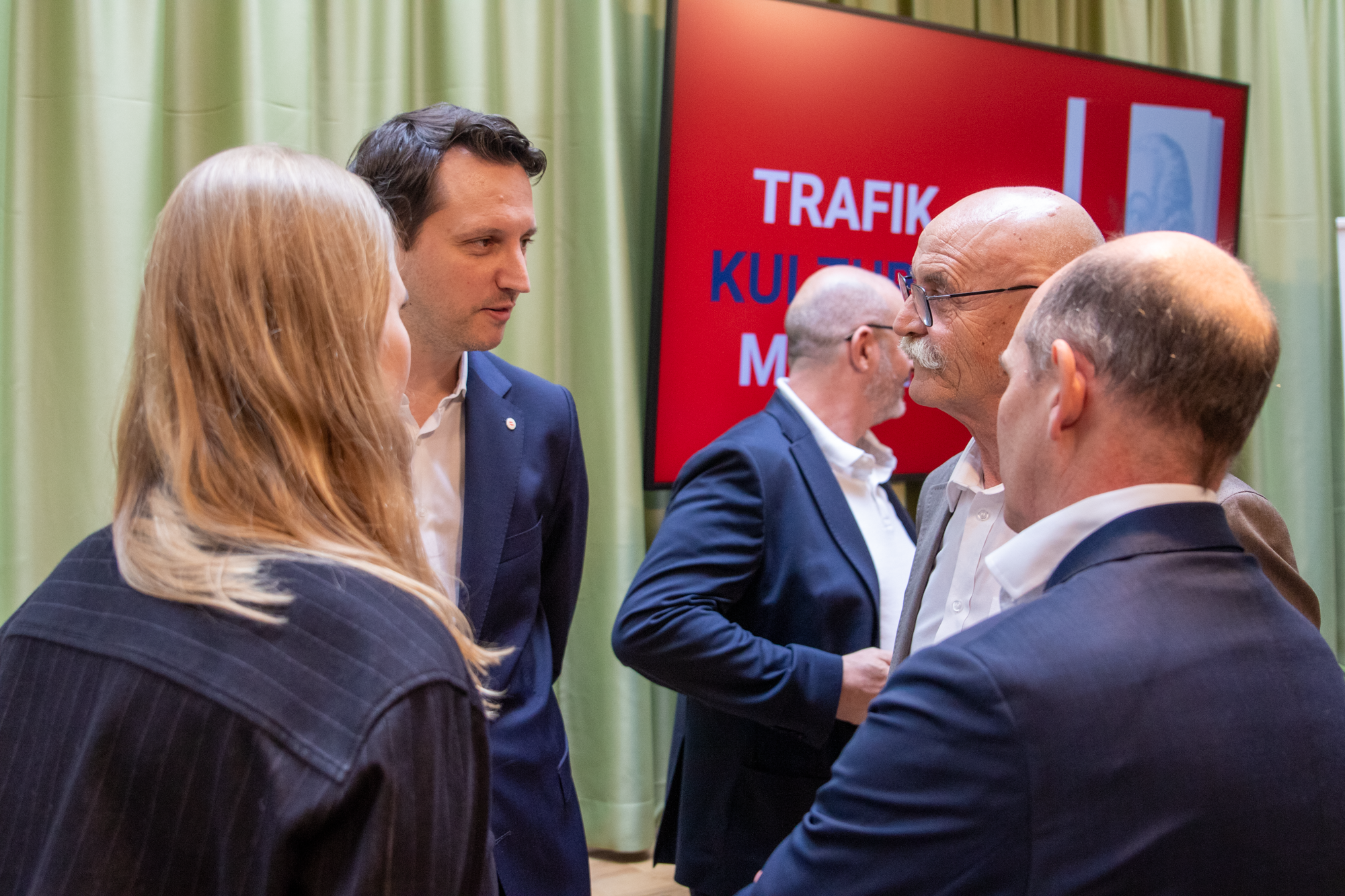 MVG Geschäftsführer unterhaltet sich mit drei Personen, einer Frau und zwei Herren