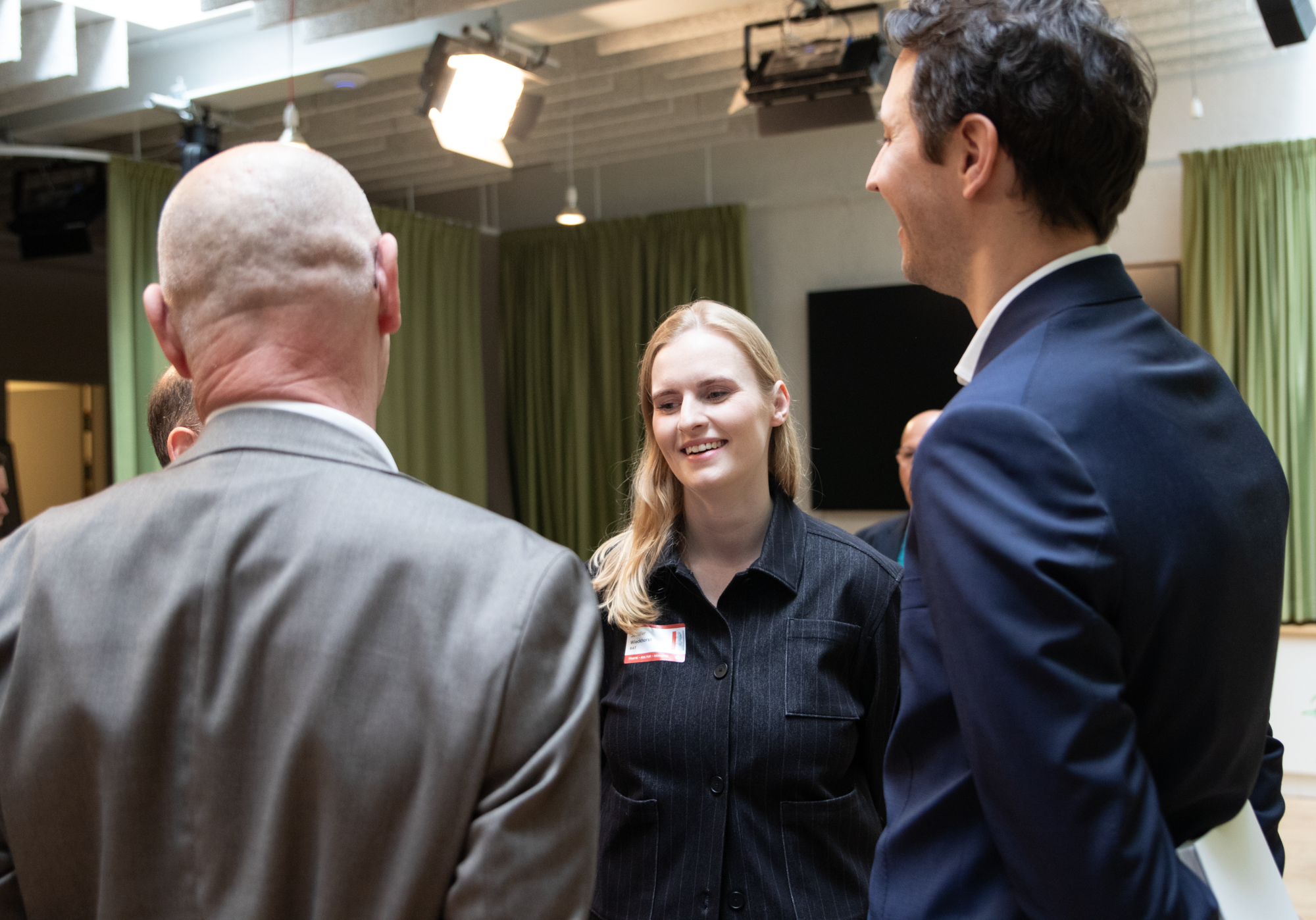 Eine Gruppe von Besuchern lauscht den Worten des MVG Geschäftsführers