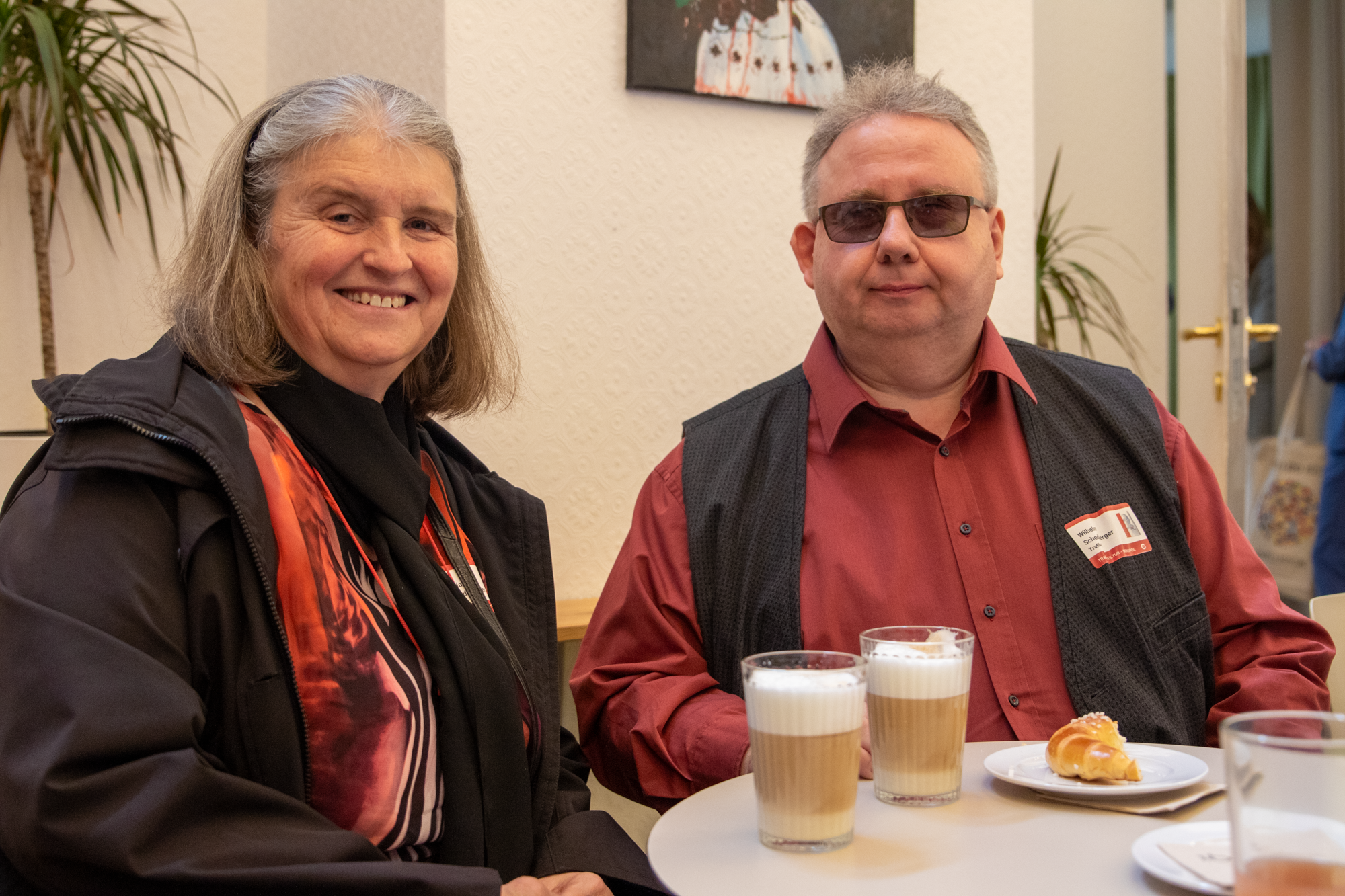 Ein Trafikant mit seiner Frau lächeln in die Kamera