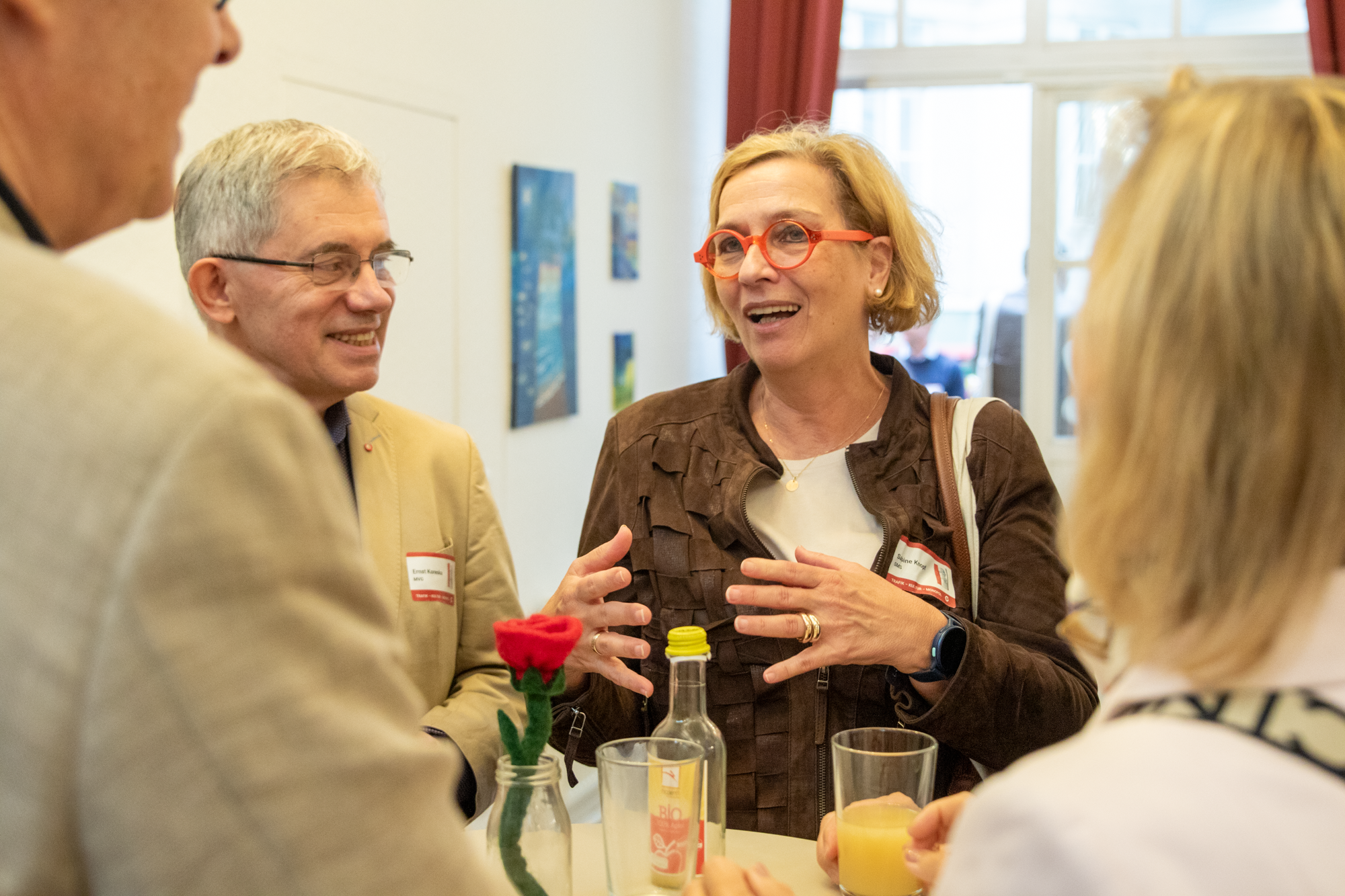 Ein Foto von vier Buchbesuchern, zwei Frauen und zwei Männer, die sich über das Trafikbuch unterhalten