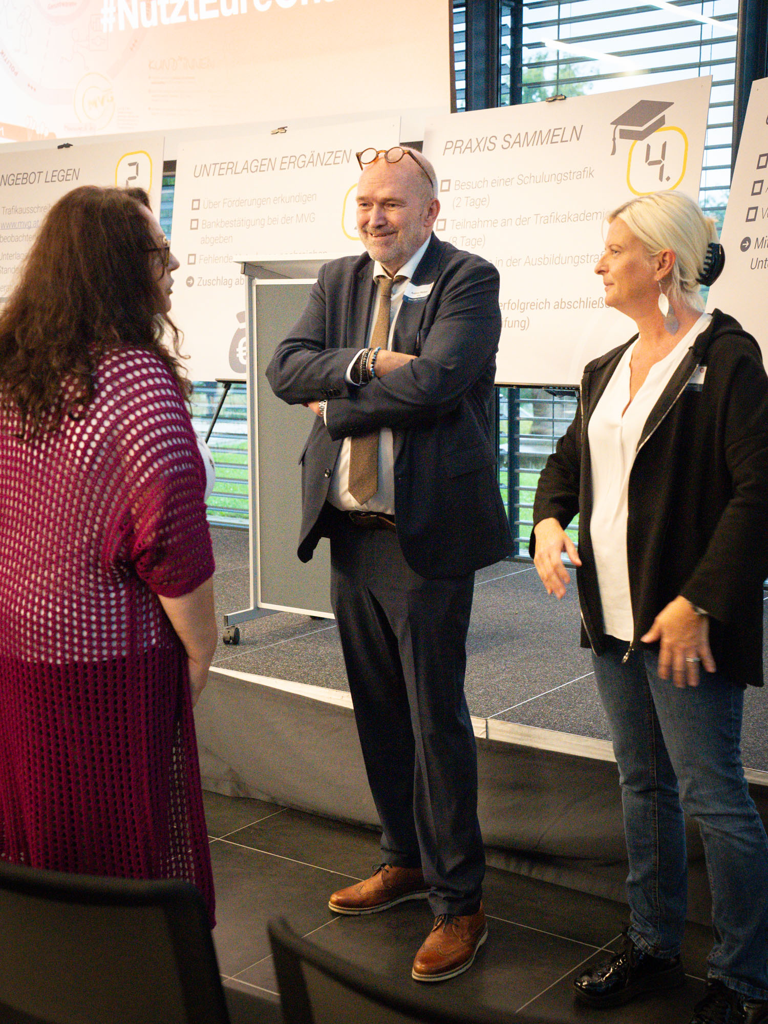 Monopolstellenleiter und Referentin unterhalten sich mit einer Interessentin