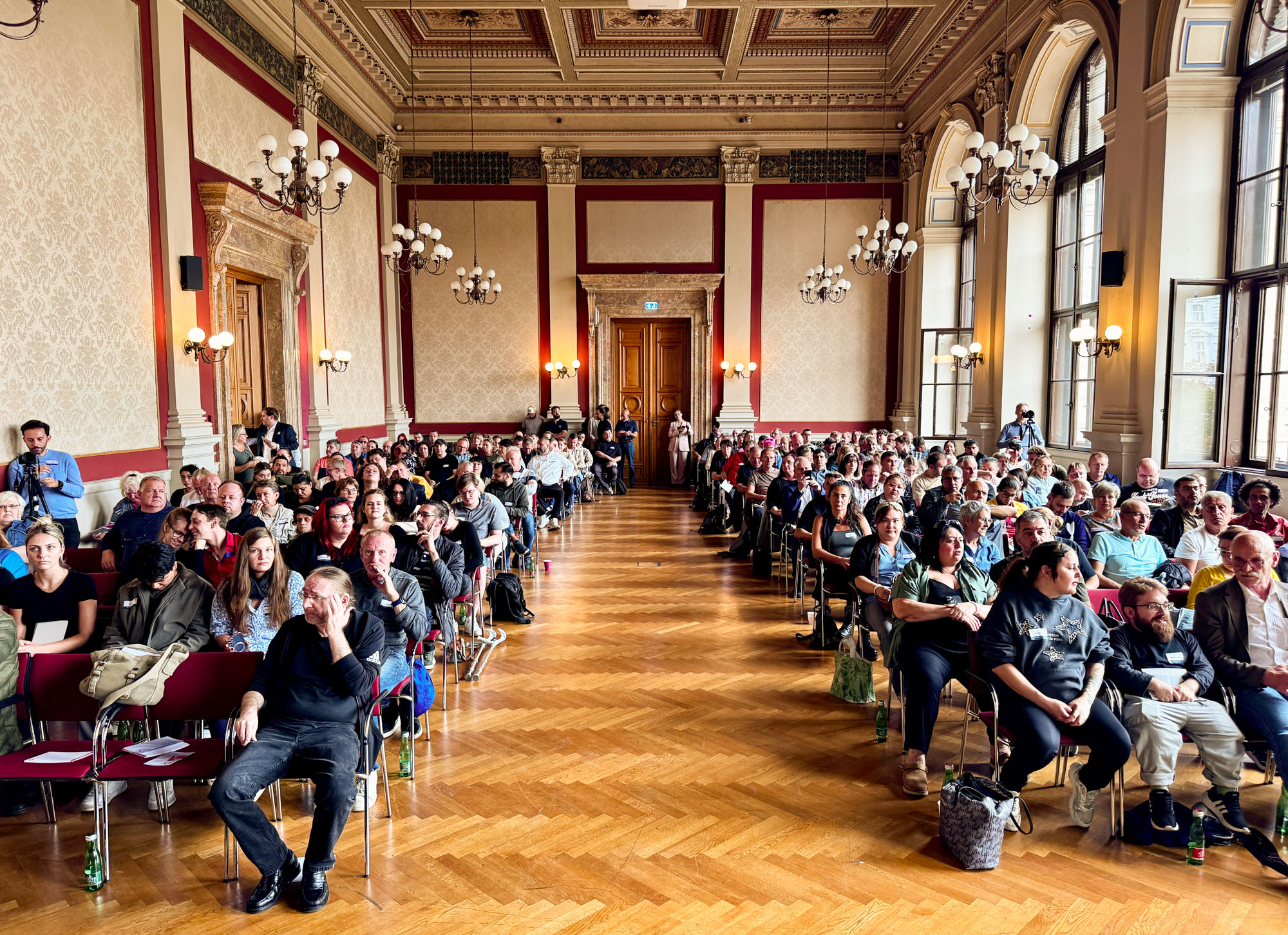 Festsaal mit vielen Interessenten und Interessentinnen 