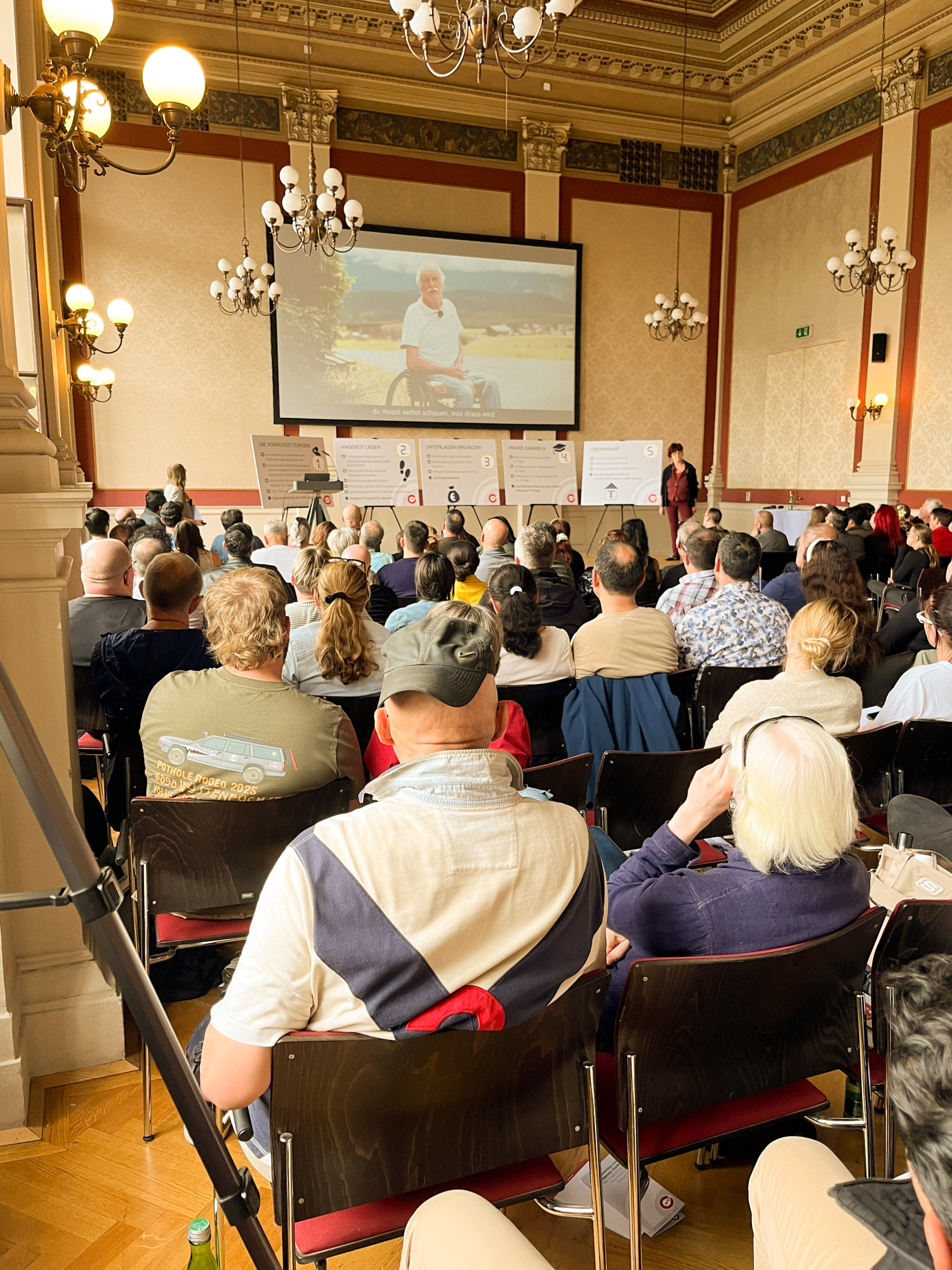 Interessenten und Interessentinnen hören die Trafikgeschichte eines Trafikanten
