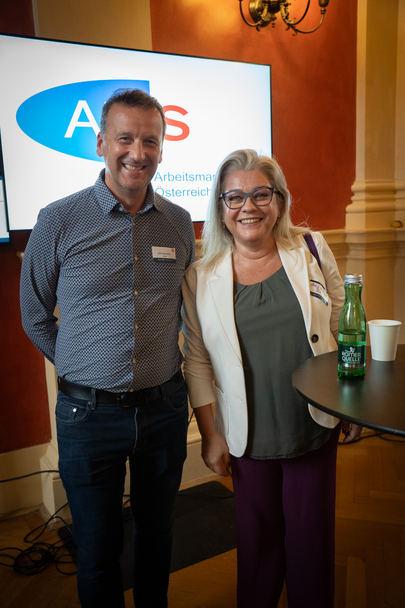 Außendienstmitarbeiter und AMS Mitarbeiter lächeln in die Kamera