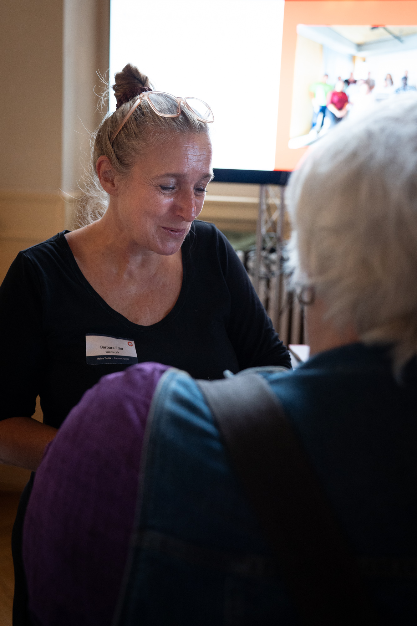 WienWork Mitarbeiterin beratet eine Interessentin 